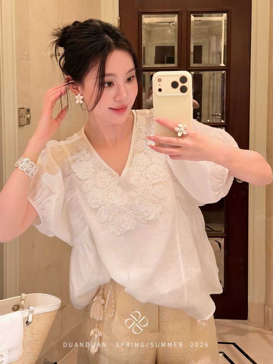 NO:886636,No. G26061675 Chloé New high-end customized linen fabric, cool and breathable item recommended in summer. Three-dimensional flower leaves and lace splicing decoration on the chest V-neck slimming and versatile French gentle style lantern sleeve loose top!  Light blue, white, (M size bust 100, sleeve length 28, dress length 59), women's clothing, chloe,19860909号G26061675 Chloé蔻依新 高端定制亚麻面料、夏日凉爽透气性强单品推荐 胸前立体花朵叶片蕾丝拼接装饰V领显瘦百搭法式温柔风灯笼袖宽松版上衣！浅蓝色、白色、 （M码胸围100,袖长28,衣长59）,女装,chloe,,Women's clothing