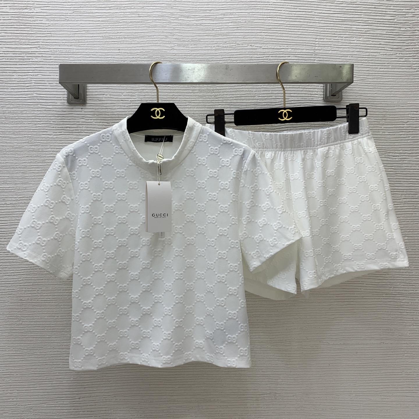 NO:891222,Style No. D26061735 GUCC* new diamond interlocking GG letter embossed jacquard cotton fabric, casual, sports and fashion two-piece suit!  Half-zip fly, stand-up collar, short slim-fitting short-sleeved T-shirt top, elastic waist, loose shorts!  Brown, black, white, (M size shoulder width 39, bust 88, sleeve length 19, clothing length 47; waist 66 ~ 80 elastic, hip 96, pants length 31),, gucci, shorts, T-shirt, tees, t-shirt,19860909款号D26061735 GUCC*新菱格纹互扣GG字母压花提花棉质面料、休闲运动时尚两件套装！半拉链门襟立领短款修身短袖t恤上衣松紧腰宽松小短裤！咖啡色、黑色、白色、 （M码肩宽39,胸围88,袖长19,衣长47；腰围66～80弹力,臀围96,裤长31）,,gucci,shorts,T-shirt,tees，t-shirt,,Women's clothing