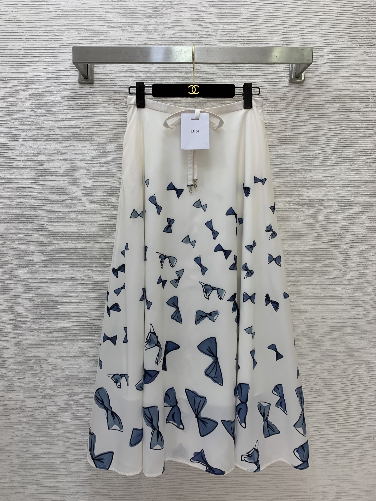 NO:891235,Model No. D26061788 Dio*’s new side pockets, waist-front bow pendant, metal letter custom accessories, skirt full of bow prints, high waist, slimming, wide skirt, umbrella skirt!  36.38.40.42 (size 38, waist 68~86, elastic back, skirt length 95),,dior,skirts,19860909款号D26061788 Dio*新款侧面插兜口袋腰前蝴蝶结挂坠金属字母定制配件、裙身满蝴蝶结印花高腰显瘦大摆半身裙伞裙！36.38.40.42（38码腰围68～86后背弹力,裙长95）,,dior,skirts,,Women's clothing