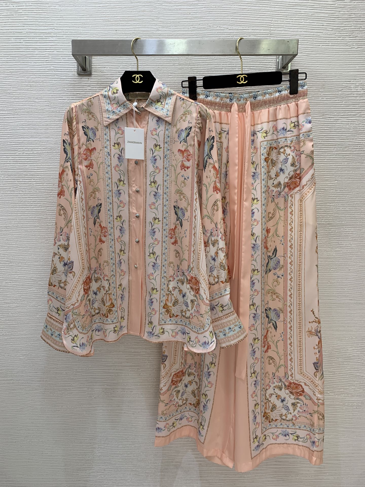 NO:891205,Style No. G26061780 ZIMMERMA*N Zimmerman’s new Australian brand high-end customized simulated silk satin fabric bohemian style two-piece suit!  Rattan flower contrasting floral print lapel long sleeves loose fashionable single breasted top high waist drawstring elastic waist wide leg trousers with pockets on both sides!  1.2.3.4/SMLXL (size 2 bust 120, sleeve length 65, dress length 68; waist 66~90 elastic, pants length 104),,real silk,19860909款号G26061780 ZIMMERMA*N兹默曼新款澳洲品牌高端定制仿真丝缎面料波西米亚风两件套装！藤条花朵撞色花卉印花 翻领长袖宽松时尚单排扣上衣高腰抽绳松紧腰阔腿长裤裤子两侧有口袋！1.2.3.4/SMLXL（2码胸围120,袖长65,衣长68；腰围66～90松紧弹力,裤长104）,,real silk,,Women's clothing