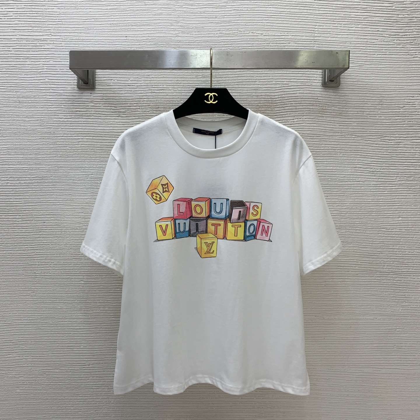 NO:891238,Style No. D20061733 LOUIS*LV’s new colorful logo letter block printing design on the chest, childlike and age-reducing, fashionable and versatile, fashionable short-sleeved round neck T-shirt top!  (M size shoulder width 44, chest 104, sleeve length 21, clothing length 58),,louis vuitton,louis vuitton,louis vuitton,louis vuitton,T-shirt,tees,t-shirt,19860909款号D20061733 LOUIS*驴家LV新款胸前五彩logo字母积木印花设计、童趣减龄时髦百搭时尚短袖圆领T恤上衣！ （M码肩宽44,胸围104,袖长21,衣长58）,,louis vuitton,louis vuitton,louis vuitton,louis vuitton,T-shirt,tees，t-shirt,,Women's clothing