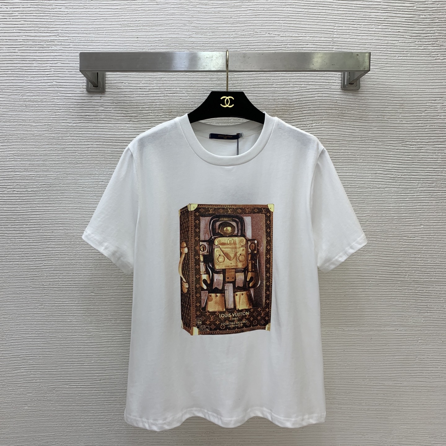 NO:891230,Style No. D26061791 LOUIS*LV’s new front piece cartoon bag, suitcase, pattern, presbyopic print, loose casual round neck short-sleeved T-shirt top!  White, (M size shoulder width 41, chest 104, sleeve length 20, clothing length 62),, louis vuitton, louis vuitton, louis vuitton, louis vuitton, T-shirt, tees, t-shirt,19860909款号D26061791 LOUIS*驴家LV新款前片卡通包包手提皮箱图案老花印花宽松休闲圆领短袖T恤上衣！白色、 （M码肩宽41,胸围104,袖长20,衣长62）,,louis vuitton,louis vuitton,louis vuitton,louis vuitton,T-shirt,tees，t-shirt,,Women's clothing