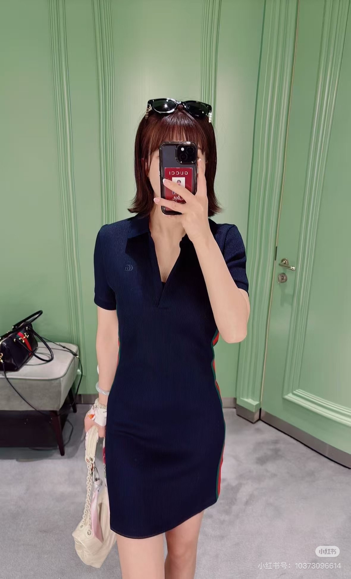NO:888088,No. G26068 GUCC latest high-end customized Tencel knitted fabric, red and green webbing on both sides, GG letter logo embroidered badge on the chest, slim fit V-shaped lapel short-sleeved knitted dress!  Navy blue, (M size bust 70, waist 60, sleeve length 23, skirt length 84), Gucci-clothing, gucci, gucci, skirts, T-shirt,19860909号G26068 GUCC*新 高端定制天丝针织面料、两侧红绿织带拼接胸前GG字母logo刺绣胸章修身显瘦V字翻领短袖针织连衣裙！藏蓝色,（M码胸围70,腰围60,袖长23,裙长84）,古驰-服装,gucci,gucci,skirts,T-shirt,,Women's clothing