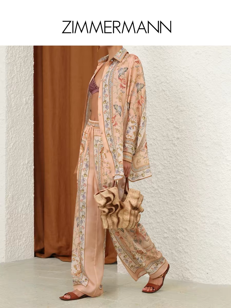 NO:888045,No. G26061780 ZIMMERMA*N ZIMMERMA’s new Australian brand high-end customized simulated silk satin fabric bohemian style two-piece suit!  Rattan flower contrasting floral print lapel long sleeves loose fashionable single breasted top high waist drawstring elastic waist wide leg trousers with pockets on both sides!  1.2.3.4/SMLXL (size 2 bust 120, sleeve length 65, dress length 68; waist 66 to 90 elastic, pants length 104), Zimmerman-clothing, real silk,19860909号G26061780 ZIMMERMA*N兹默曼新澳洲品牌高端定制仿真丝缎面料波西米亚风两件套装！藤条花朵撞色花卉印花 翻领长袖宽松时尚单排扣上衣高腰抽绳松紧腰阔腿长裤裤子两侧有口袋！1.2.3.4/SMLXL（2码胸围120,袖长65,衣长68；腰围66～90松紧弹力,裤长104）,兹默曼-服装,real silk,,Women's clothing