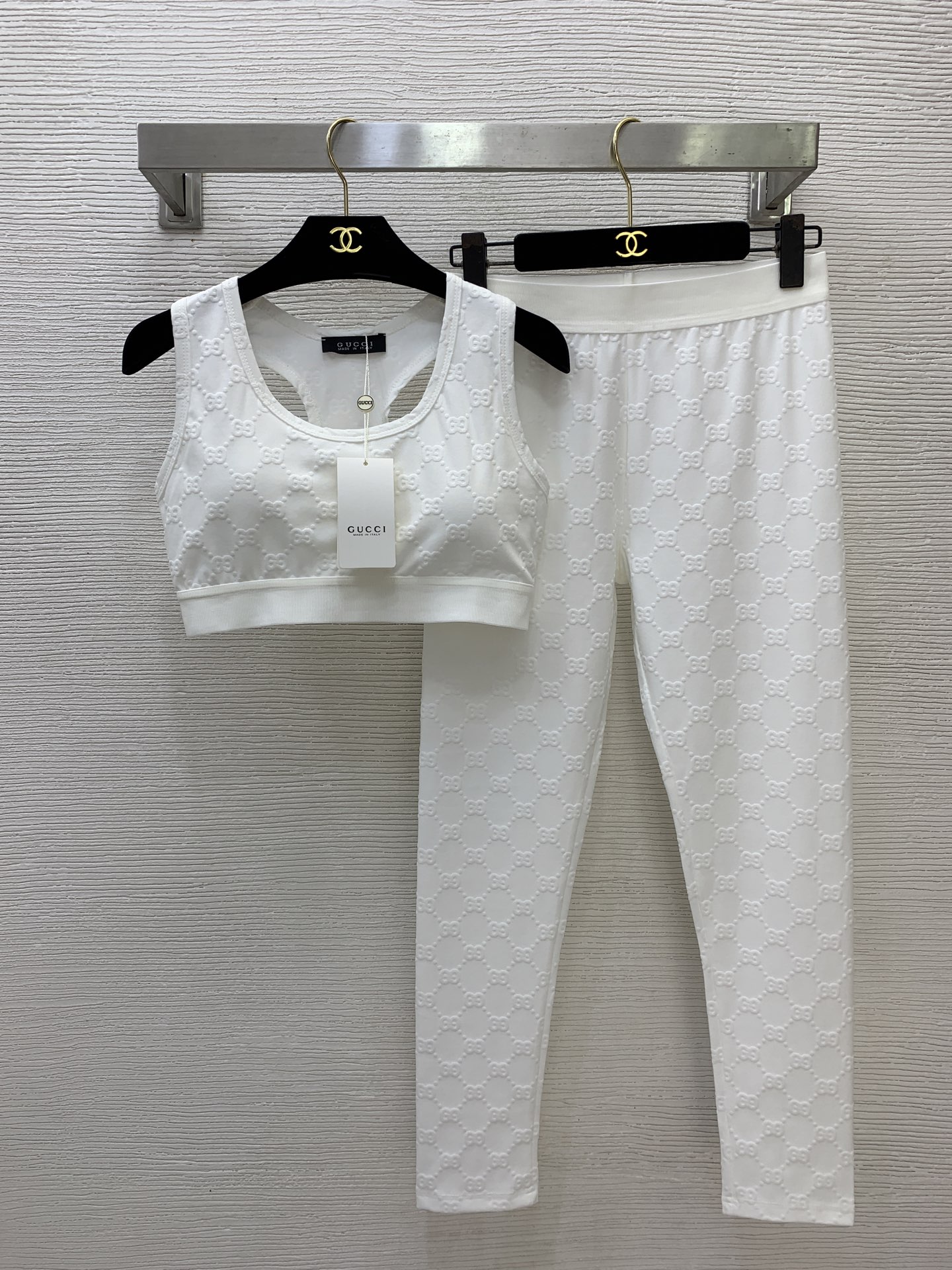 NO:888915,No. D26062157 GUCC* new diamond interlocking GG letter embossed jacquard cotton fabric, casual sports yoga suit!  Short sleeveless low-cut round neck tank top, elastic waist webbing splicing, tight elastic leggings and trousers two-piece set!  Brown, black, white, (M size bust 76, hem bust 66~74 elastic, length 30; waist 66~74 elastic, hip 80, pants length 89), Gucci-clothing, gucci, gucci,19860909号D26062157 GUCC*新菱格互扣GG字母压花提花棉质面料、休闲运动瑜伽套装！短无袖低型圆领背心上衣弹力腰织带拼接紧身弹力打底裤长裤两件套装！咖啡色、黑色、白色、 （M码胸围76,下摆胸围66～74弹力,长度30；腰围66～74弹力,臀围80,裤长89）,古驰-服装,gucci,gucci,,Women's clothing