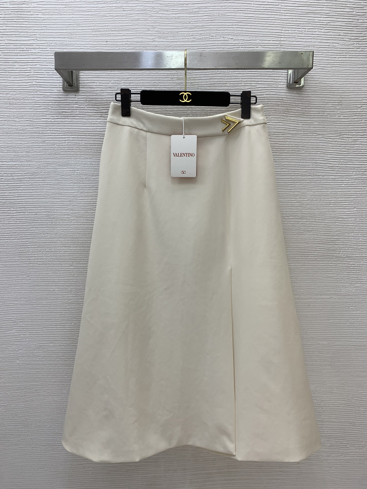 NO:888044,No. D26061836 VALENTIN*O New skirt with discreet design, slits and overlapping sides, gold hardware V accessories on the waist and back stitching, elastic waist, elastic pockets on both sides, large swing, fashionable and versatile skirt! 黑色、杏色、 （M码胸围72～92后背弹力,裙长83）,华伦天奴-服装,valentino,valentino,skirts,19860909号D26061836 VALENTIN*O华伦家新 裙摆小心机设计开衩叠面、腰侧金色五金V配件装饰后背拼接松紧腰弹力两侧口袋大摆时尚百搭半身裙！黑色、杏色、 （M码胸围72～92后背弹力,裙长83）,华伦天奴-服装,valentino,valentino,skirts,,Women's clothing