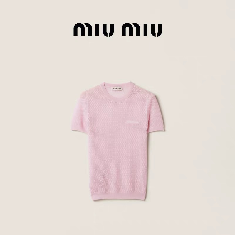 NO:888945,No. D26062055 MIUMI*U Miaojia’s new customized cotton yarn knitted texture is soft, waxy and comfortable!  Mesh hollow rhombus texture, sexy see-through letter logo badge on the chest, threaded round neck short-sleeved sweater, versatile top!  Green/grey/pink/black, 36-38-40 (shoulder width 37, bust 82, sleeve length 23, dress length 56 for size 38), Miumiu-clothing, miumiu, T-shirt,19860909号D26062055 MIUMI*U缪家新定制棉纱线针织质感软糯舒适！网眼镂空菱格肌理性感透视透视胸前字母logo胸章、螺纹圆领短袖针织衫百搭上衣！绿/灰/粉/黑,36-38-40（38码肩宽37,胸围82,袖长23,衣长56）,缪缪-服装,miumiu,T-shirt,,Women's clothing