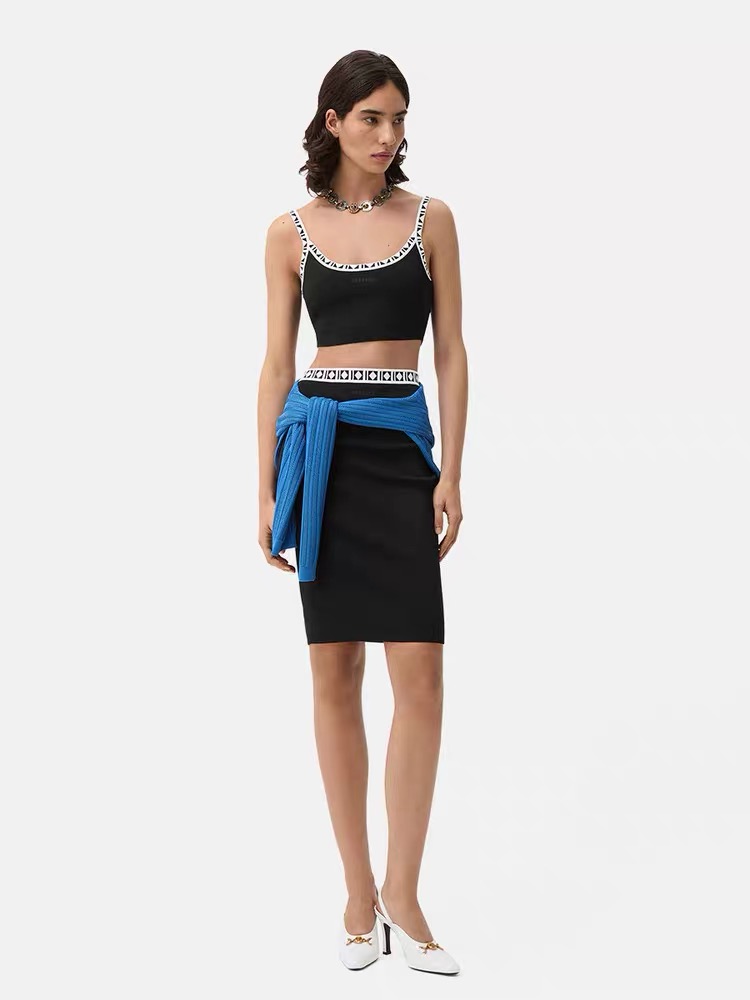 NO:888061,No. G26061801 VERSAC* new sexy goddess hottie style two-piece suit!  Short knitted vest camisole top with ribbed contrast triangle-dyed woven letter logo embroidered logo high waist bag hip back slit skirt!  Black, (M size top bust 68, length 34; skirt waist 62-80 elastic, hip 80, skirt length 76) vest, skirt P, Versace-clothing,versace,versace,skirts,19860909号G26061801 VERSAC*新性感女神辣妹风气质两件套装！螺纹边撞色三角形色织字母logo刺绣标志短针织背心吊带上衣高腰包臀后背开叉半身裙！黑色、（M码上衣胸围68,衣长34；裙腰围62～80弹力,臀围80,裙长76）背心、半裙P,范思哲-服装,versace,versace,skirts,,Women's clothing