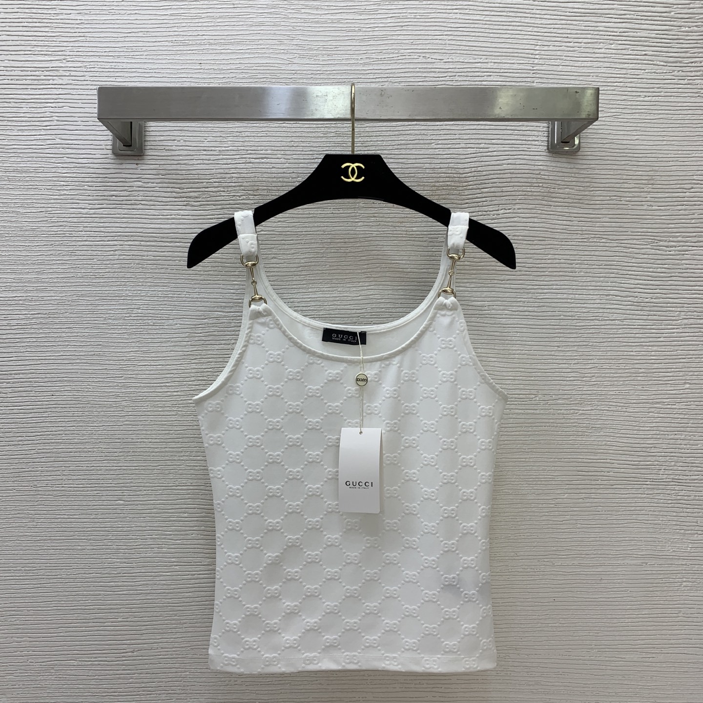 NO:892302,Model No. D26062133 GUCC* new diamond interlocking GG letter logo embossed jacquard cotton fabric, horsebit hardware accessories are decorated with fashionable hot girl temperament, versatile simple vest and suspender top!  Brown, black, white, (M size bust 78, length 54),,gucci,19860909款号D26062133 GUCC*新款菱格互扣GG字母logo压花提花棉质面料、马衔扣五金配件装饰时尚辣妹气质百搭简约背心吊带上衣！咖啡色、黑色、白色、 （M码胸围78,衣长54）,,gucci,,Women's clothing