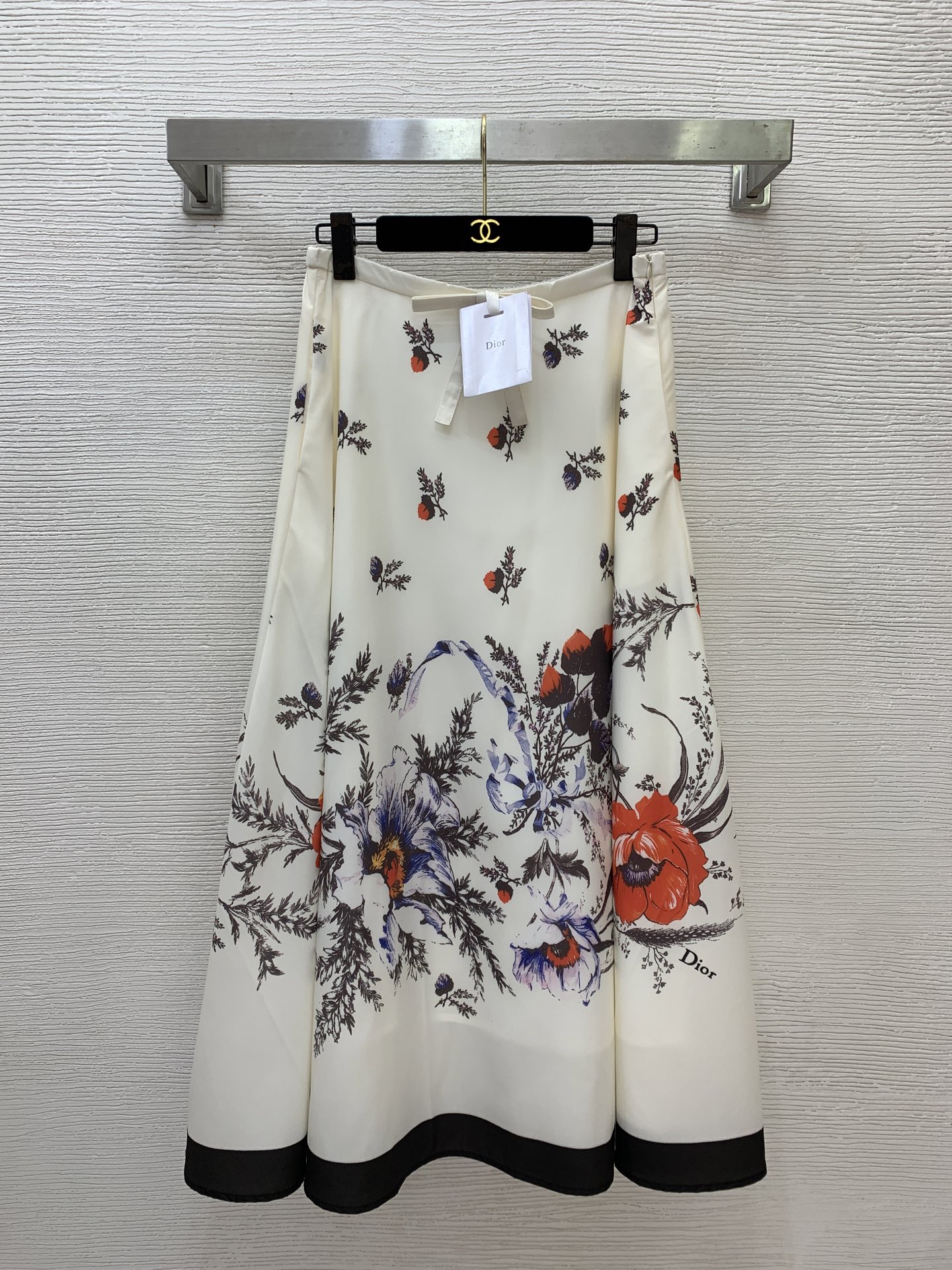 NO:892306,Model No. D26062187 Dio* new D's customized bow-knot decorated back and waist elastic design contrasting edge bright red flower branches and leaves printed high-waisted slim skirt with wide swing!  (M size waist 70~90, skirt length 92),,dior,dior,skirts,19860909款号D26062187 Dio*新款 D家定制蝴蝶结装饰后背腰松紧设计撞色边大红花朵枝叶印花高腰显瘦大摆半身裙！ （M码腰围70～90,裙长92）,,dior,dior,skirts,,Women's clothing