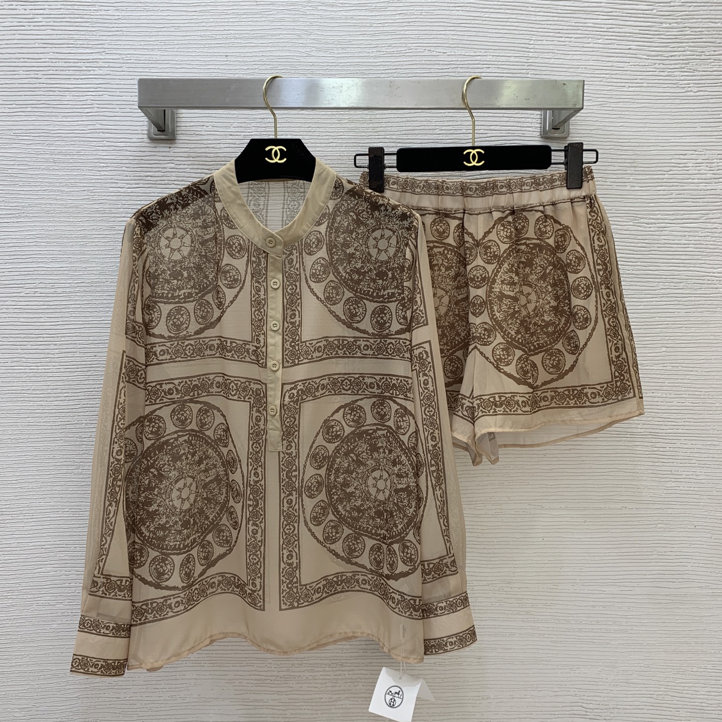 NO:892533,Style number D26062206 HERM*S Hermès’ new ethnic retro print two-piece suit!  Bosnian retro old money style compass pattern circle print small stand collar half button loose long sleeve top slim and comfortable elastic waist shorts set with pockets on both sides!  (M size shoulder width 38, chest 106, sleeve length 57, clothing length 63; waist 60 ~ 80 elastic, pants length 33),,hermes,hermes,shorts,19860909款号D26062206 HERM*S爱马仕新款 民族风复古印花两件套装！波斯米亚复古老钱风罗盘纹圆圈印花小立领半扣宽松长袖上衣显瘦舒适松紧腰两侧口袋短裤套装！ （M码肩宽38,胸围106,袖长57,衣长63；腰围60～80弹力,裤长33）,,hermes,hermes,shorts,,Women's clothing