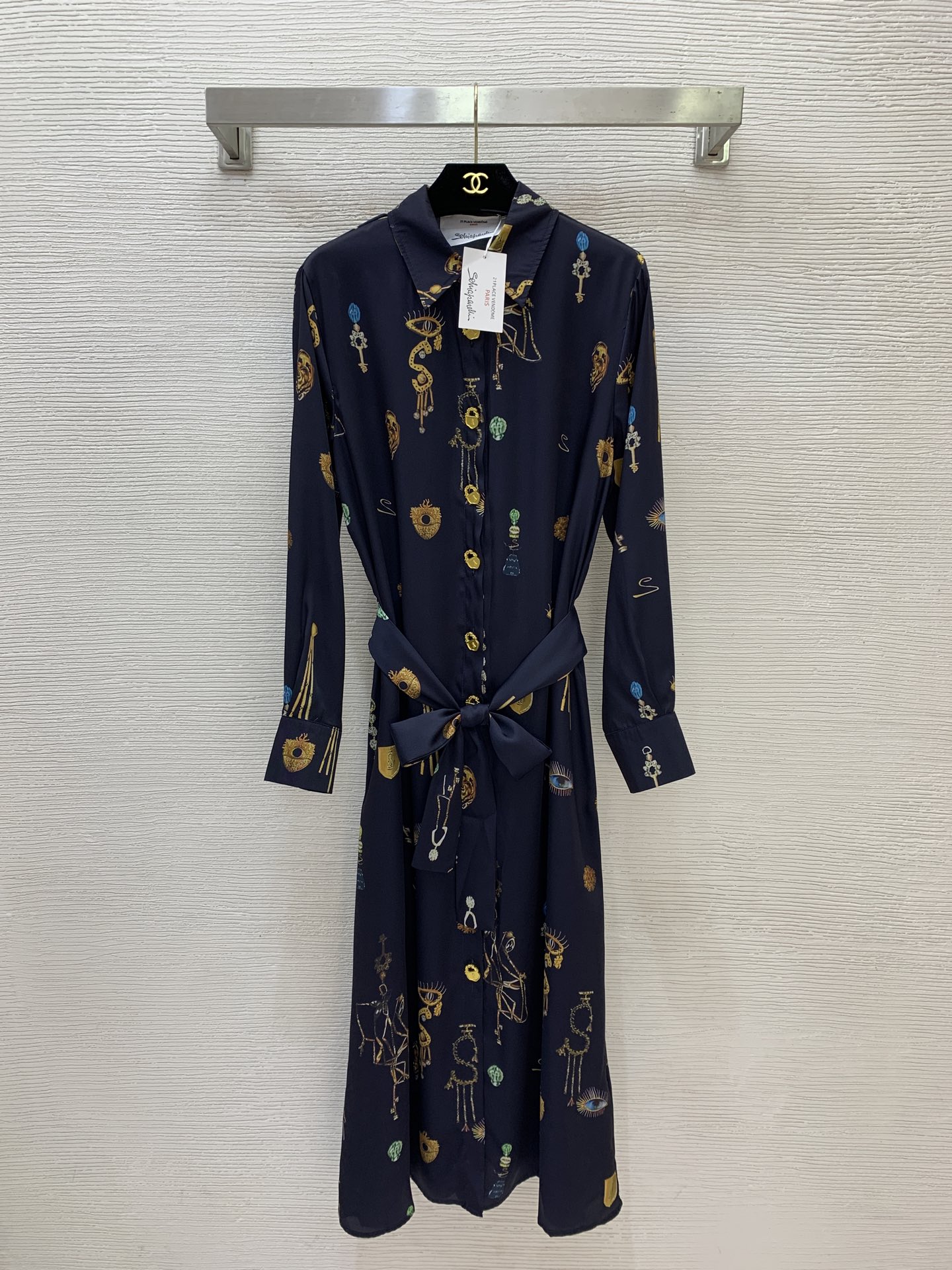 NO:892321,Model No. D26062088 Schiapare*li's new model features a single-breasted placket with golden special-shaped buttons, odd-shaped eye S letter pendant pattern print, classic lapel, long sleeves, loose version that covers the flesh and looks slimming, retro fashion shirt dress with belt!  (M size shoulder width 39, bust 102, sleeve length 60, skirt length 124),,skirts,19860909款号D26062088 Schiapare*li夏帕瑞利新款 金色异形纽扣单排扣门襟、奇形异眼S字母吊坠图案印花、经典翻领长袖宽松版遮肉显瘦复古时尚衬衣连衣裙配腰带！ （M码肩宽39,胸围102,袖长60,裙长124）,,skirts,,Women's clothing