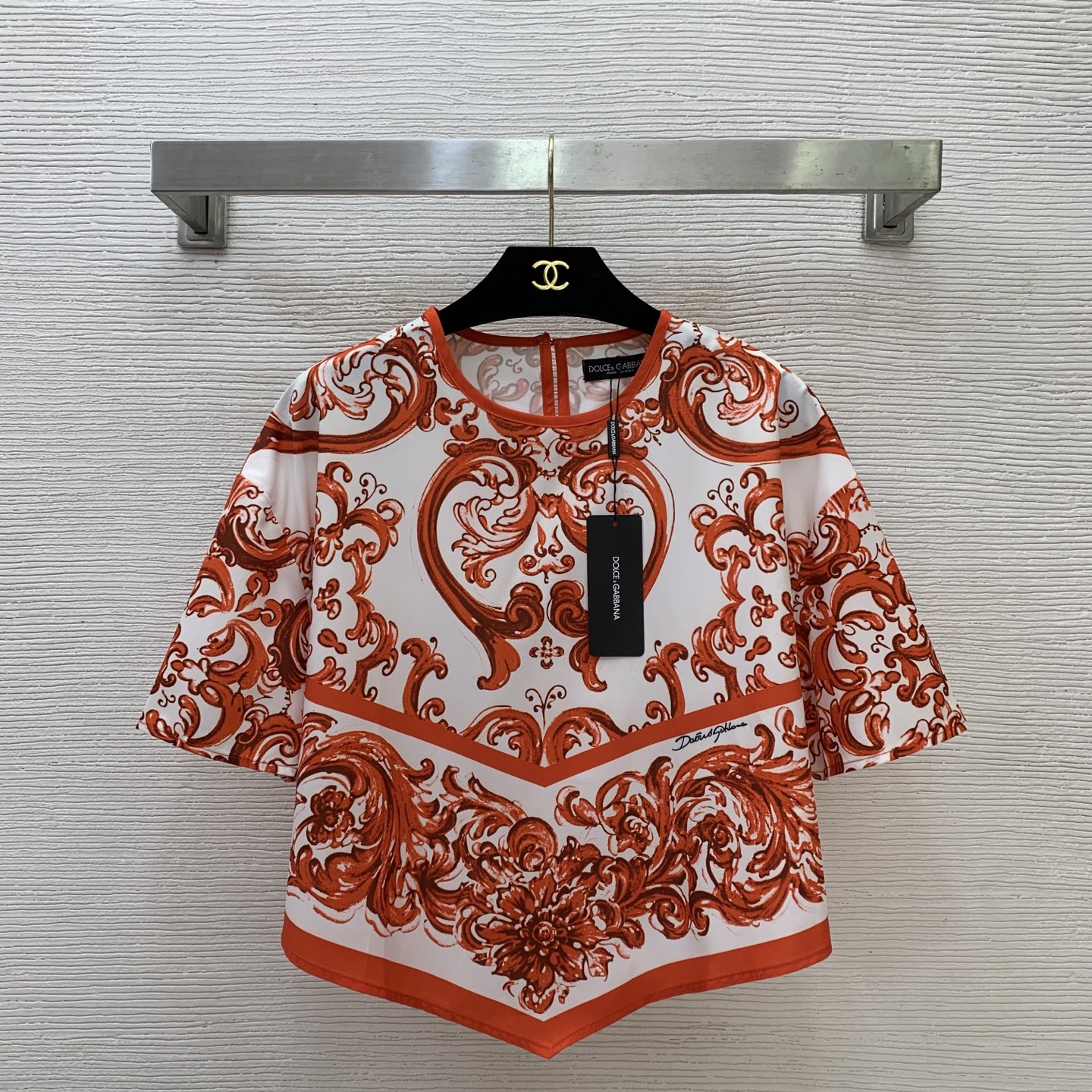 NO:892318,Model No. D26062118 & Dolce & Gabbana DG* new summer romantic orange series retro pattern printing fabric, peach-shaped hem contrasting edge letter logo printing loose version round neck top that covers the flesh and looks slimming!   (M size shoulder width 54, chest 122, sleeve length 20, back length 54),,Dolce&Gabbana,19860909款号D26062118 &杜嘉班纳DG*新款夏日浪漫橙色系列复古花纹印花面料、桃形下摆撞色边字母logo印花宽松版遮肉显瘦圆领上衣！  （M码肩宽54,胸围122,袖长20,后中长54）,,Dolce&Gabbana,,Women's clothing