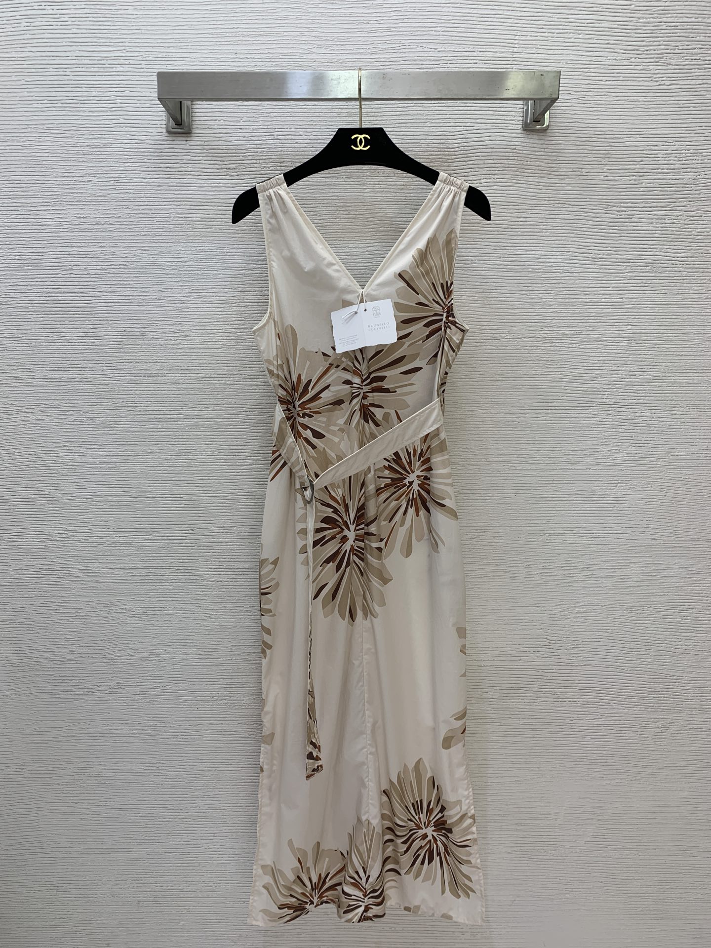 NO:892312,Style number G26062154 Brunello Cucinelli's new BC high-end customized high-quality cotton, blooming fireworks pattern printed V-neck long skirt!  Slimming, elegant and sleeveless dress with elasticated back and waist!  36.38.40.42 (36 size bust 84, back waist 76~90 elastic skirt length 124),, brunello cucinelli,chanel,skirts,19860909款号G26062154 Brunello Cucinelli新款BC家高端定制优质棉料、绽放烟花图案印花V领长裙！后背松紧弹力收腰显瘦气质高雅无袖连衣裙！36.38.40.42（36码胸围84,后腰围76～90弹力裙长124）,,brunello cucinelli,chanel,skirts,,Women's clothing