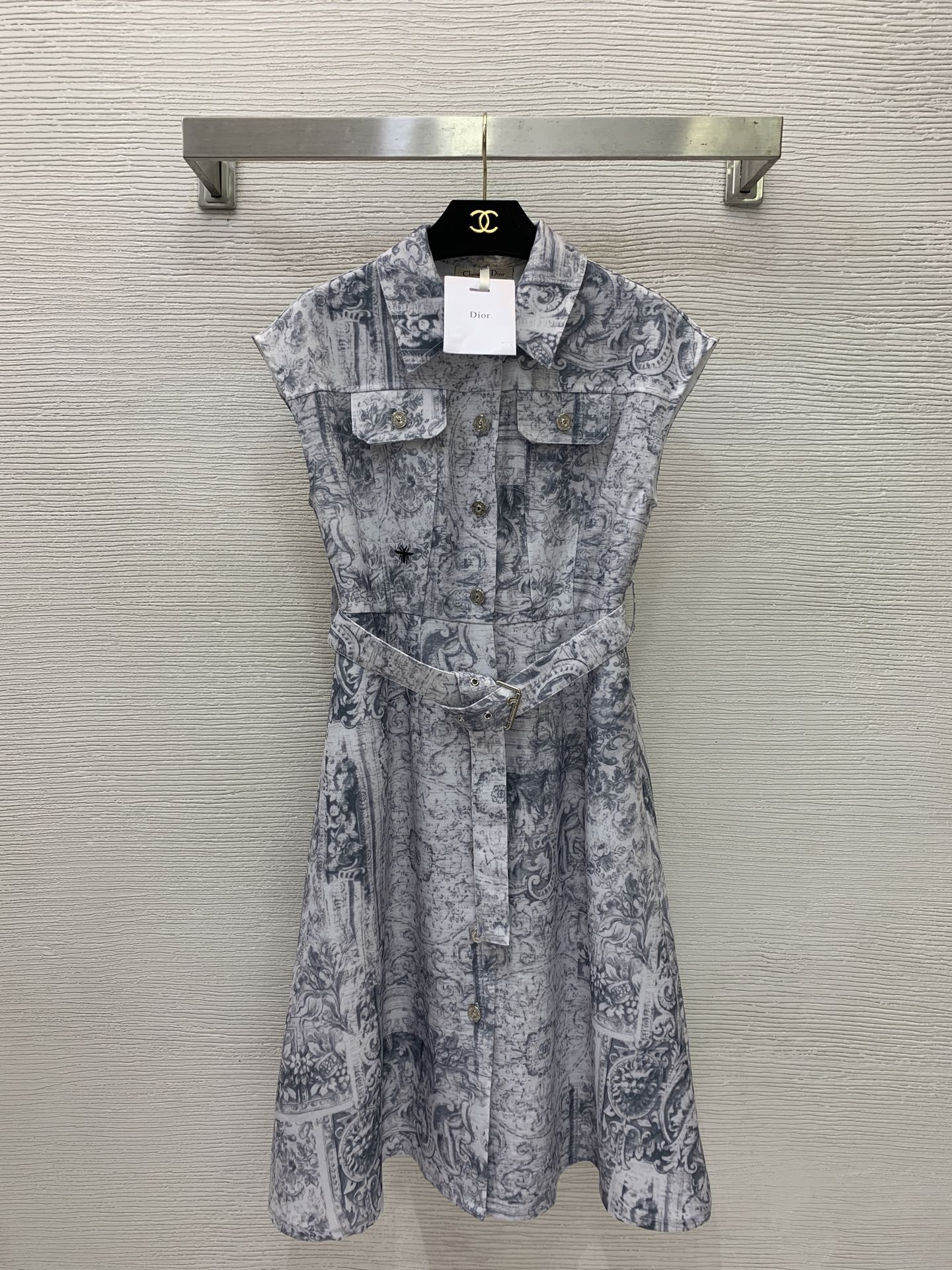 NO:892324,Model No. G26062078 Dio* new high-end customized letter button belt with logo hardware accessories, classic Little Bee heavy industry embroidery, retro ink painting print, pocket pocket waistcoat denim dress belt!  36.38.40.42 (size 36 bust 82, raglan sleeve length 18, waist 74, skirt length 103),,dior,skirts,19860909款号G26062078 Dio*新款 高端定制字母纽扣腰带logo五金配件、经典小蜜蜂重工刺绣复古水墨画印花插兜口袋坎肩牛仔连衣裙腰带！36.38.40.42（36码胸围82,连肩袖长18,腰围74,裙长103）,,dior,skirts,,Women's clothing