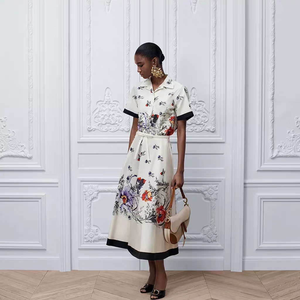 NO:888865,No. D26062187 Dio*new D’s custom-made bow-knot decorated back and waist elastic design with contrasting edges and bright red flower branches and leaves printed high-waisted slim skirt with wide swing!  (M size waist 70~90, skirt length 92), Dior-clothing, dior, dior, dior, skirts,19860909号D26062187 Dio*新 D家定制蝴蝶结装饰后背腰松紧设计撞色边大红花朵枝叶印花高腰显瘦大摆半身裙！ （M码腰围70～90,裙长92）,迪奥-服装,dior,dior,dior,skirts,,Women's clothing