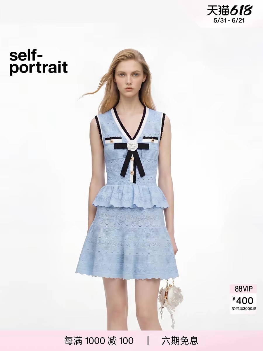 NO:888825,No. D26062180 Self-Portrai* 2026 new SP home hollow mesh gear lace splicing fabric, three-dimensional flower ribbon gold buckle decoration on the chest, contrasting edge splicing, elastic slimming V-neck sleeveless ruffled fake two-piece knitted dress!  Blue, navy blue, pink, (M size bust 86, waist 68, skirt length 92), women's clothing, skirts,19860909号D26062180 Self-Portrai*2026年新SP家镂空网眼齿轮蕾丝拼接面料、胸前立体花朵飘带金扣装饰撞色边拼接弹力显瘦V领无袖荷叶边假两件针织连衣裙！蓝色、藏蓝色、粉色、 （M码胸围86,腰围68,裙长92）,女装,skirts,,Women's clothing