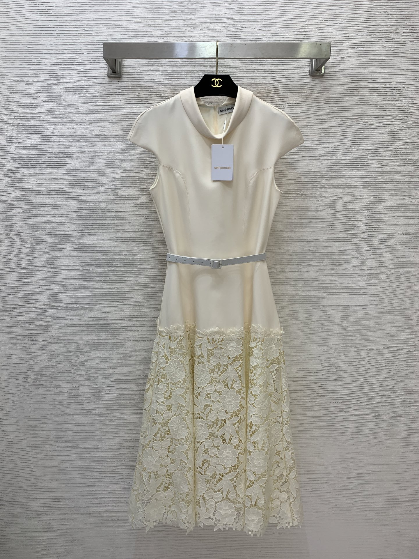 NO:892531,Style No. G26062269 Self-Portrai* new SP home high-end customized lace splicing hollow hook pattern heavy-duty fabric Hepburn style covered shoulders with small flying sleeves, French light luxury banquet dress dress with belt!  Pink, blue, apricot, (M size bust 84~88, waist 74, raglan sleeve length 18, skirt length 122),,skirts,19860909款号G26062269 Self-Portrai*新款SP家高端定制蕾丝拼接镂空勾花重工面料赫本风盖肩小飞袖、法式轻奢宴服小礼服连衣裙配腰带！粉色、蓝色、杏色、 （ M码胸围84～88,腰围74,连肩袖长18,裙长122）,,skirts,,Women's clothing