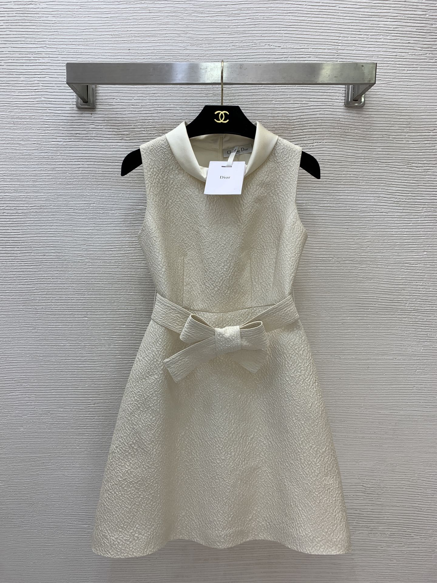 NO:892566,Model No. G26062283 Dio*26 new high-quality textured fabric, noble Hepburn style stand-up collar, forged lapels, spliced ​​with small metal accessories, pockets on both sides to slim down the waist, slimming and gentleness, sleeveless A-line skirt dress with belt!  Apricot, 36-38-40-42 (size 36: bust 80~84, waist 66, skirt length 84),, dior, skirts,19860909款号G26062283 Dio*26新款高品质肌理感面料、贵气大小姐赫本风立领锻面翻领拼接金属小配件装饰、两侧口袋收腰显瘦温柔无袖A字裙摆连衣裙配腰带！杏色、36-38-40-42（36码:胸围80～84,腰围66,裙长84）,,dior,skirts,,Women's clothing