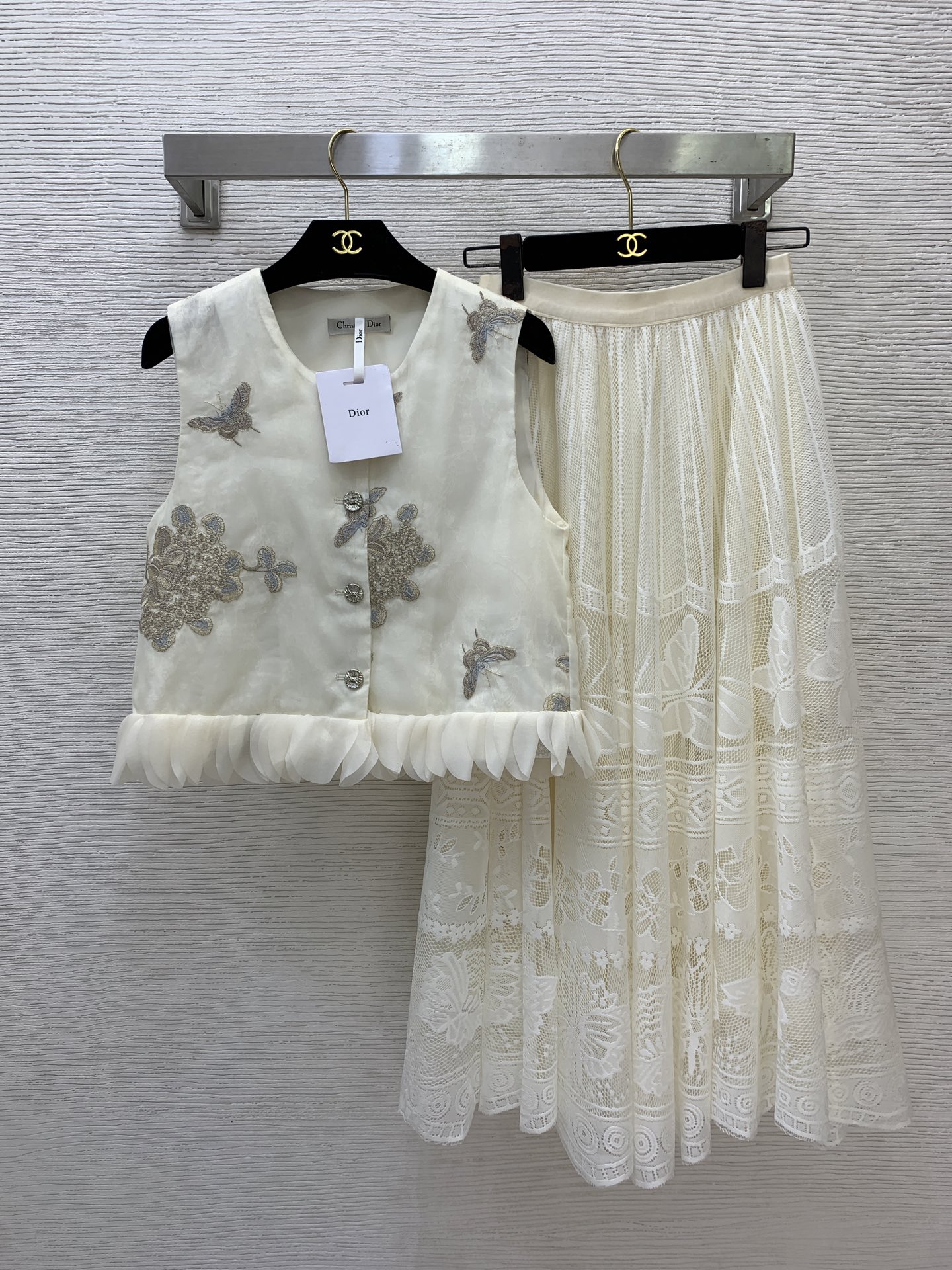 NO:892542,Style No. G26062234 Dio*’s new elegant French style two-piece suit!  Gold thread shimmer custom fiber blended fabric two-piece set heavy industry animal butterfly flower embroidery splicing hem petal bow single row round button sleeveless vest vest large hem water-soluble lace see-through hollow butterfly flying skirt!  (S size bust 88, length 50; waist 58-76 elastic, skirt length 82),, dior, skirts,19860909款号G26062234 Dio*新款气质高雅法式千金风两件套装！金丝线闪丝定制纤维混纺面料两件套重工动物蝴蝶花朵刺绣拼接下摆花瓣蝴蝶结单排圆扣无袖马甲背心大摆水溶蕾丝透视镂空蝴蝶飞舞半身裙！ （S码胸围88,衣长50；腰围58～76弹力,裙长82）,,dior,skirts,,Women's clothing