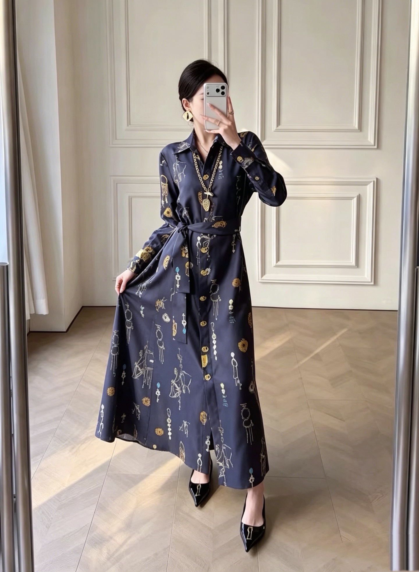 NO:888844,No. D26062088 Schiapare*li new Schiapareli single-breasted placket with golden special-shaped buttons, odd-shaped eye S letter pendant pattern print, classic lapel long sleeves loose version that covers the flesh and looks slimming retro fashion shirt dress with belt!  (M size shoulder width 39, bust 102, sleeve length 60, skirt length 124), women's clothing, skirts,19860909号D26062088 Schiapare*li夏帕瑞利新 金色异形纽扣单排扣门襟、奇形异眼S字母吊坠图案印花、经典翻领长袖宽松版遮肉显瘦复古时尚衬衣连衣裙配腰带！ （M码肩宽39,胸围102,袖长60,裙长124）,女装,skirts,,Women's clothing