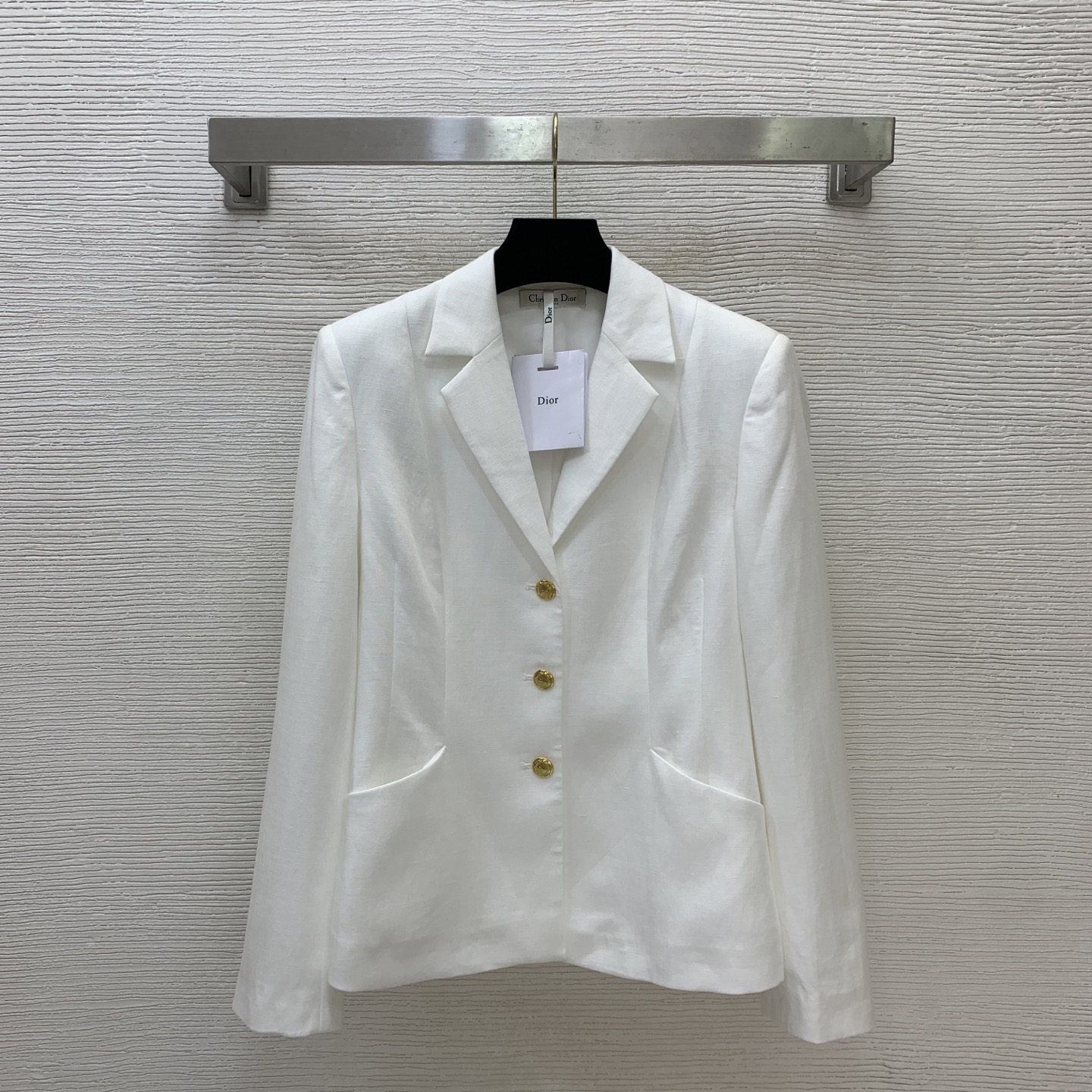 NO:893173,Style number G26062485 Dio*26SS new high-quality fine linen blended fabric suit!  Highly breathable gold button three-button custom letter logo accessories buttoned splicing symmetrical pockets temperament commuter lapel blazer!  36.38.40.42 (size 38, shoulder width 38 with shoulder pads, bust 88, sleeve length 60, dress length 62),, dior, jackets & coats, business suit,19860909款号G26062485 Dio*26SS新款高品质精品亚麻混纺面料西服！透气性强金色纽扣三粒扣定制字母logo配件系扣拼接对称口袋气质通勤翻领西装外套！36.38.40.42（38码肩宽38有垫肩,胸围88,袖长60,衣长62）,,dior,jackets & coats,business suit,,Women's clothing