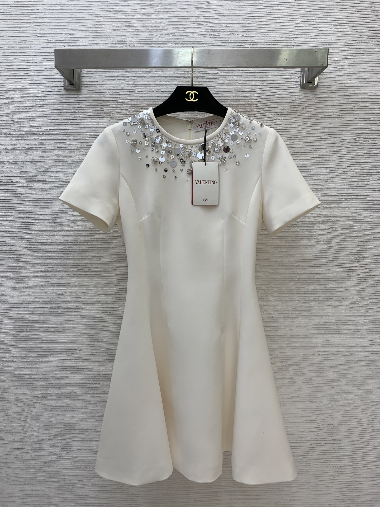 NO:893168,Model No. G26062434 VALENTIN*O Warren's new model, high-end customized fabric neckline with exquisite sparkling heavy beading and sequin hoop decoration, spliced ​​short sleeves and waist slimming, ladylike style big swing A-line dress!  Black, off-white, (M size shoulder width 37, bust 88, waist 72, sleeve length 20, skirt length 89),,valentino,valentino,skirts,T-shirt,19860909款号G26062434 VALENTIN*O华伦家新款 高端定制面料领口精致闪耀重工钉珠亮片环圈装饰、拼接短袖收腰显瘦名媛风大摆A字连衣裙！黑色、米白色、 （M码肩宽37,胸围88,腰围72,袖长20,裙长89）,,valentino,valentino,skirts,T-shirt,,Women's clothing
