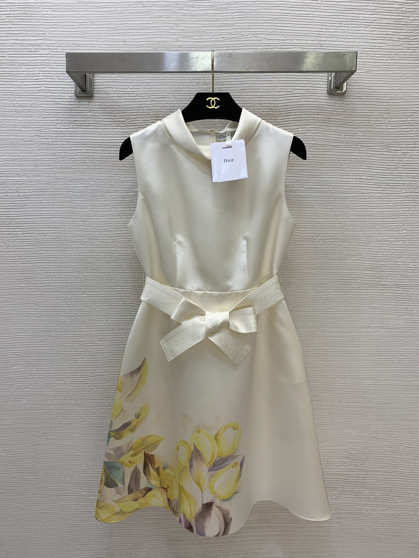 NO:893164,Model No. G26062431 Dio* new high-quality honey tulip print, high-end glossy touch and smooth fabric, sleeveless splicing, half-high collar, bow belt at waist, slimming Hepburn style banquet dress!  36-38-40-42 (38 size bust 84～88, waist 70, skirt length 87),,dior,skirts,19860909款号G26062431 Dio*新款高品质蜜光郁金印花高级感光泽触感顺滑面料无袖拼接半高领腰间蝴蝶结腰带收腰显瘦赫本风宴会裙连衣裙！36-38-40-42（38码胸围84～88,腰围70,裙长87）,,dior,skirts,,Women's clothing