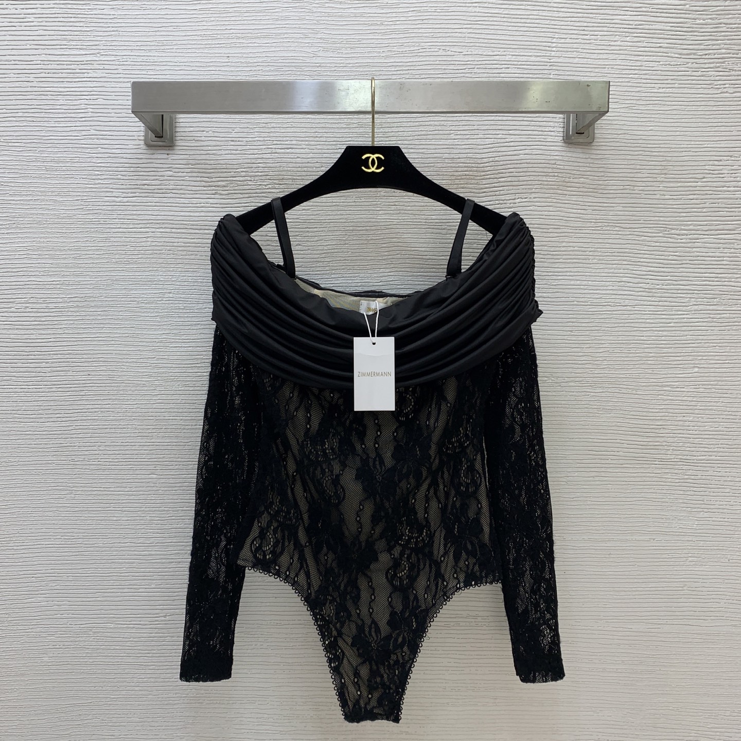 NO:892554,Model No. D26062271 ZIMMERMA*N Zimmerman's new three-dimensional jacquard pattern lace fabric, non-slip shoulder strips and wide pleated curtain fabric design, light and mature style bodysuit, one-shoulder lace top!  Black, (M size has elastic shoulder 46, bust 74, sleeve length 58, back center length 56),,19860909款号D26062271 ZIMMERMA*N兹默曼新款立体提花纹蕾丝面料、肩部防滑条宽褶帘布式设计轻熟风紧身连体衣一字肩蕾丝上衣！黑色, （M码肩部46有弹力,胸围74,袖长58,后中长56）,,,Women's clothing