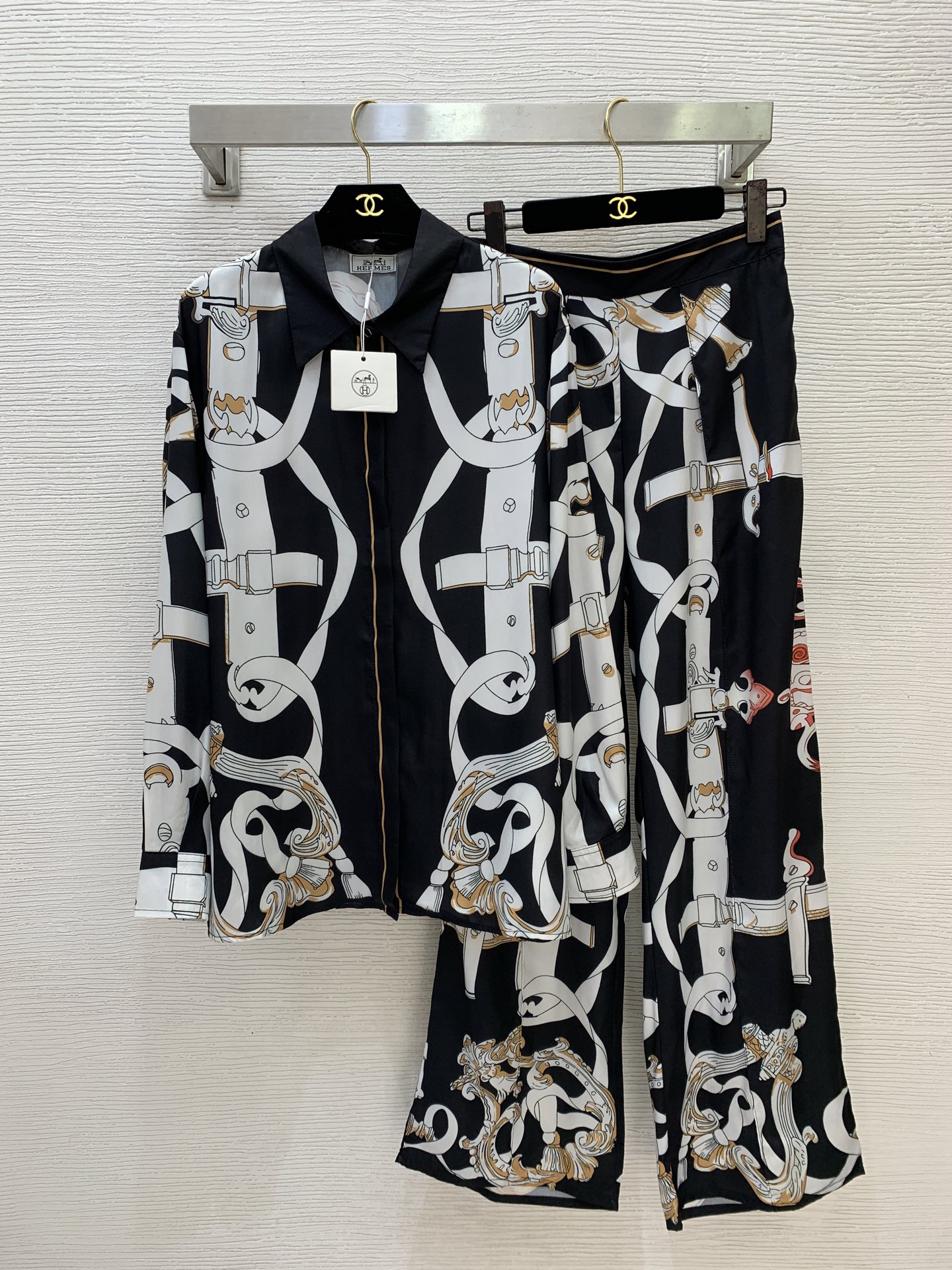 NO:892560,Shirt, pants, model number D26062243 HERM*S new H family simulated silk twill thick fabric, customized belt, horse, retro streamer pattern printing, casual temperament two-piece suit!  Button-fly lapel long-sleeved shirt with elastic waist pockets on the back and loose wide-leg trousers!  (M size shoulder width 44, chest 104, sleeve length 61, dress length 73; waist 68, hips 96, pants length 106),,hermes,real silk,19860909衬衣 裤子 款号D26062243 HERM*S新款H家仿真丝斜纹稠面料、定制皮带马儿复古飘带图案印花休闲气质两件套装！系扣门襟翻领长袖衬衣后背弹力腰口袋拼接宽松阔腿长裤！（M码肩宽44,胸围104,袖长61,衣长73；腰围68,臀围96,裤长106）,,hermes,real silk,,Women's clothing