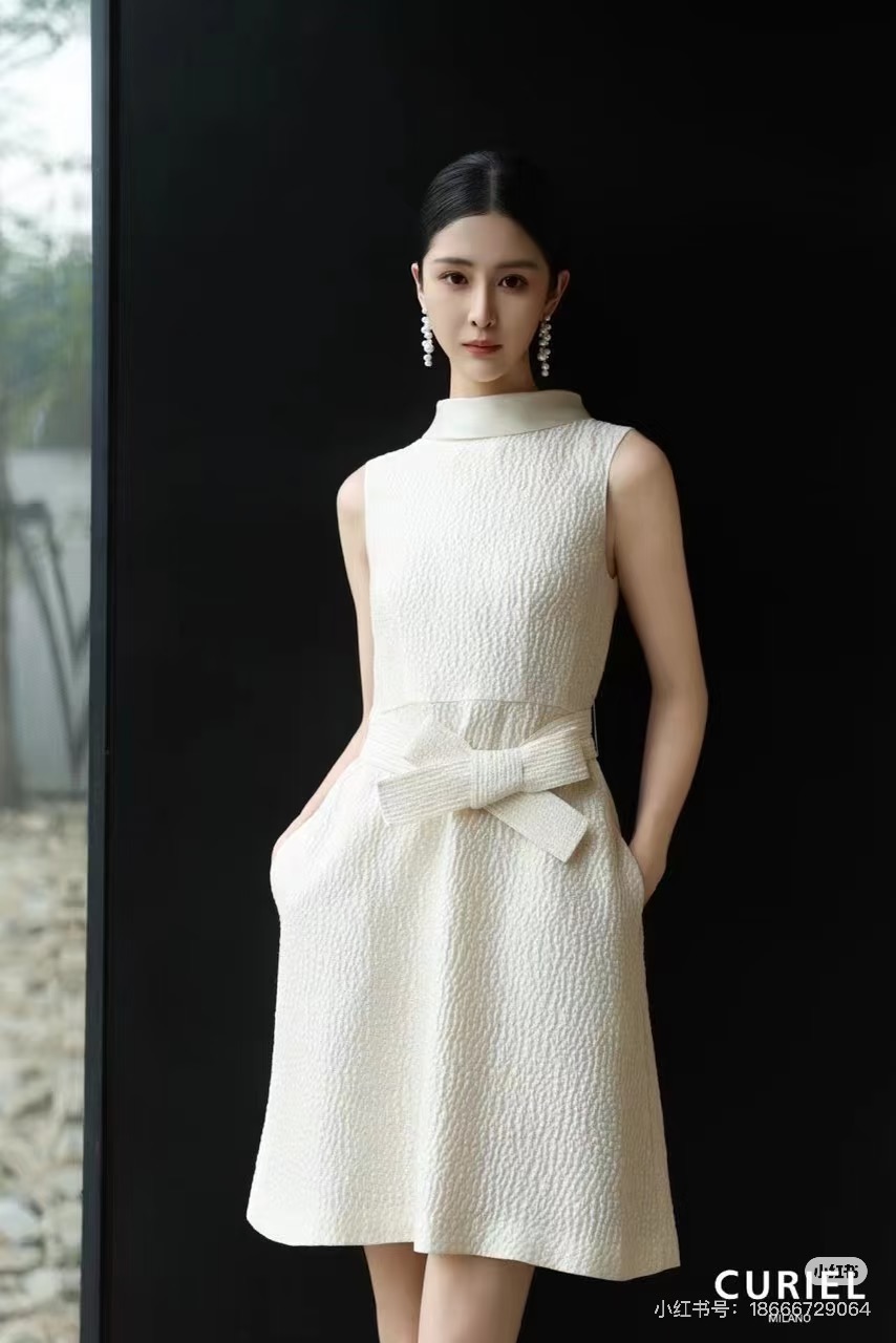 NO:889507,No. G26062283 Dio*26 new high-quality textured fabric, noble Hepburn style stand-up collar, forged lapels, spliced ​​metal small accessories decoration, pockets on both sides to slim down the waist, slimming and gentleness, sleeveless A-line skirt dress with belt!  Apricot color, 36-38-40-42 (size 36: bust 80~84, waist 66, skirt length 84), Dior-clothing, dior, dior, skirts,19860909号G26062283 Dio*26新高品质肌理感面料、贵气大小姐赫本风立领锻面翻领拼接金属小配件装饰、两侧口袋收腰显瘦温柔无袖A字裙摆连衣裙配腰带！杏色、36-38-40-42（36码:胸围80～84,腰围66,裙长84）,迪奥-服装,dior,dior,skirts,,Women's clothing