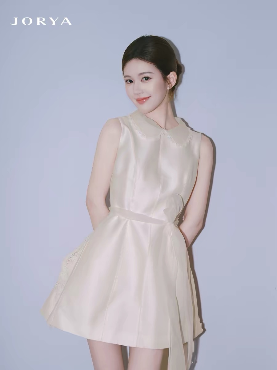 NO:890249,No. G26062387 JORYA* Zhuo Yaxin star Zhao Lusi’s high-end customized mulberry silk blended wool fabric!  Lace organza spliced ​​with bow ribbons and doll collar, high-end white moonlight rich daughter style sleeveless celebrity dress!  (L size 170/88A, bust 88~92, waist 76, skirt length 78) This is without collar tag, women's clothing, skirts,19860909号G26062387 JORYA*卓雅新 明星赵露思同高端定制桑蚕丝质混纺羊毛面料！蕾丝欧根纱拼接蝴蝶结飘带娃娃领高级感白月光富家千金风范无袖名媛连衣裙！ （L码170/88A胸围88～92,腰围76,裙长78） 此无领标吊牌,女装,skirts,,Women's clothing