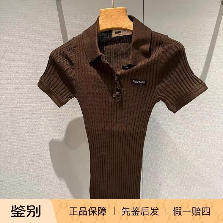 NO:892725,No. G26062401 MIUMI*U Miaojia’s 26th new high-end customized Tencel pit striped fabric!  A short-sleeved stretch knit top with fungus placket buttons, horizontal stripes on the chest, Miaojia letter logo badge, patchwork lapels!  Brown, (M size bust 60, sleeve length 20, dress length 56), Miu Miu-clothing, miumiu, T-shirt,19860909号G26062401 MIUMI*U缪家26年新高端定制天丝坑条纹面料！木耳边门襟纽扣子胸前横条缪家字母Logo徽章拼贴翻领短袖弹力针织上衣！棕色、 （M码胸围60,袖长20,衣长56）,缪缪-服装,miumiu,T-shirt,,Women's clothing