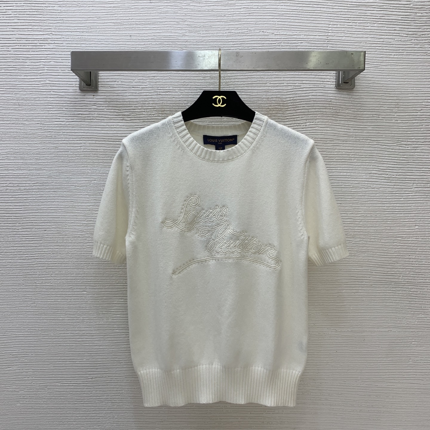 NO:893442,Style number G26062573 LOUIS*Lvjia LV new high-end customized cashmere fabric, artistic signature letter logo heavy industry embroidery casual versatile round neck short-sleeved sweater top!  Off-white, black, (M size shoulder width 37, chest 86, sleeve length 23, clothing length 57) batch,, louis vuitton, louis vuitton, louis vuitton, louis vuitton, T-shirt,19860909款号G26062573 LOUIS*驴家LV新款 高端定制山羊绒面料、艺术签名字母logo重工刺绣休闲百搭圆领短袖针织衫上衣！米白色、黑色、 （M码肩宽37,胸围86,袖长23,衣长57）批,,louis vuitton,louis vuitton,louis vuitton,louis vuitton,T-shirt,,Women's clothing