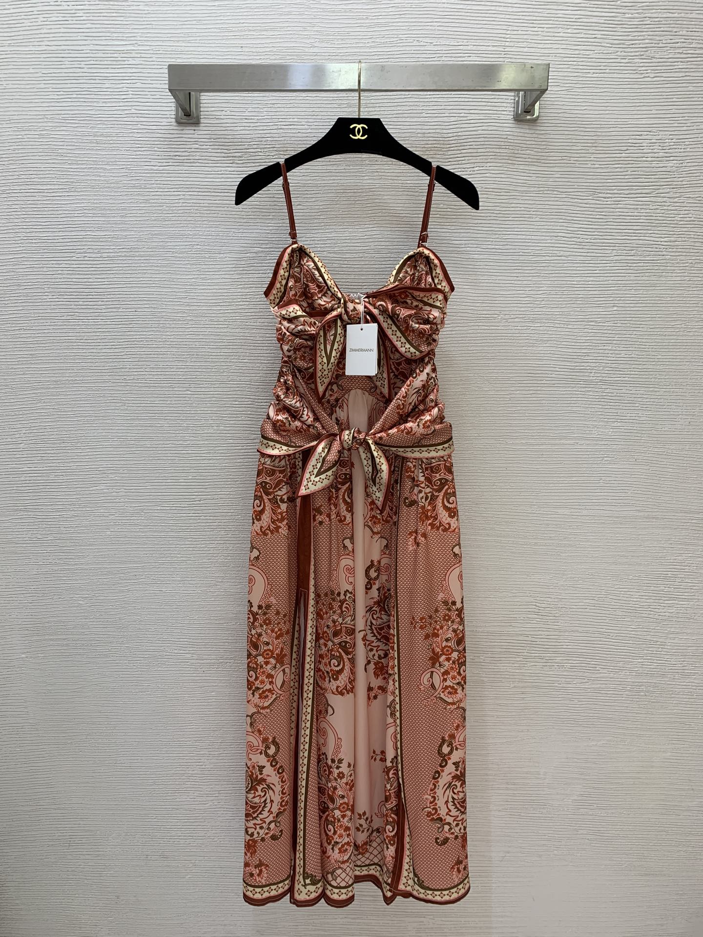 NO:893458,Model No. G26062597 ZIMMERMA*N Zimmerman’s new Australian brand high-end custom-made simulated silk satin fabric, resort-style fashionable retro prints, bow knot design, high slit and large skirt, slim and slim long suspender dress!  1.2.3.4/SMLXL (size 2, bust 78~94 with stretch, waist 74, skirt length 115 excluding shoulder straps) batch,,skirts,real silk,silk fabric,19860909款号G26062597 ZIMMERMA*N兹默曼新款澳洲品牌高端定制仿真丝绸缎面料、度假风时尚复古印花、蝴蝶结打结设计高开叉大裙摆修身显瘦长款吊带连衣裙！1.2.3.4/SMLXL（2码胸围78～94打揽弹力,腰围74,裙长115不含肩带）批,,skirts,real silk,silk fabric,,Women's clothing