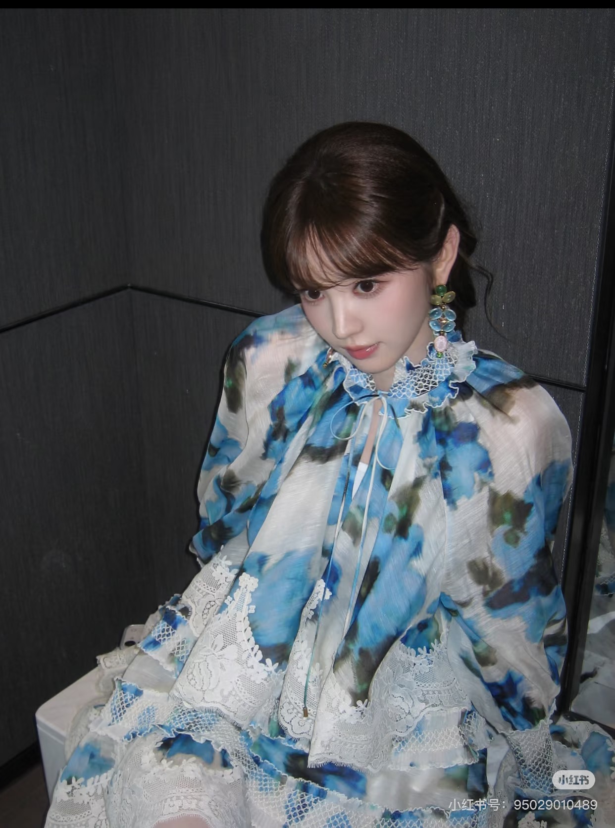 NO:893433,Style No. G26062538 ZIMMERMA*N Zimmerman's new Australian brand star Tian Xiwei's high-end customized heavy-duty lace splicing ruffled layered skirt, contrasting color blooming floral print elastic bell sleeves loose long-sleeved dress!  Blue, white, 1.2.3.4/SMLXL (size 2 bust 88, waist 66-96 elastic, raglan sleeve length 85, skirt length 95),,skirts,19860909款号G26062538 ZIMMERMA*N兹默曼新款澳洲品牌明星田曦薇同款高端定制重工蕾丝拼接荷叶边层层叠裙摆、撞色晕染花卉印花松紧打揽喇叭袖宽松长袖连衣裙！蓝色、白色、1.2.3.4/SMLXL（2码胸围88,腰围66～96弹力,连肩袖长85,裙长95）,,skirts,,Women's clothing