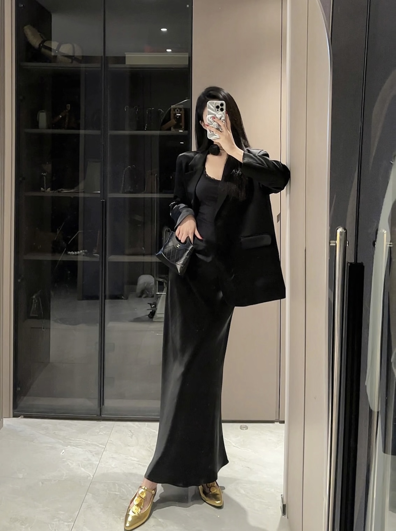 NO:892741,No. G26062536 Yves Saint Laurent’s new Y King fried item!  YSL's high-end boutique custom-made quality white moonlight satin back is hollowed out with hook-and-loop lace splicing and acetate satin, with a delicate see-through design. At first glance, it's so beautiful that you'll be suffocated!  Classic one-button elegant lapel, fashionable and versatile acetate blazer!  Classic black, pearl white, (M size shoulder width 38, bust 92, sleeve length 57, dress length 72), saint laurent-clothing, saint laurent, saint laurent, jackets & coats, business suit,19860909号G26062536 圣罗兰 新 Y王炸单品！YSL高端精品定制质量白月光缎后背镂空勾花蕾丝拼接醋酸缎小心机透视设计,乍看瞬间美到窒息！经典一粒扣气质翻领时尚百搭醋酸西装外套！经典黑、珍珠白、（M码肩宽38,胸围92,袖长57,衣长72）,圣罗兰-服装,saint laurent,saint laurent,jackets & coats,business suit,,Women's clothing