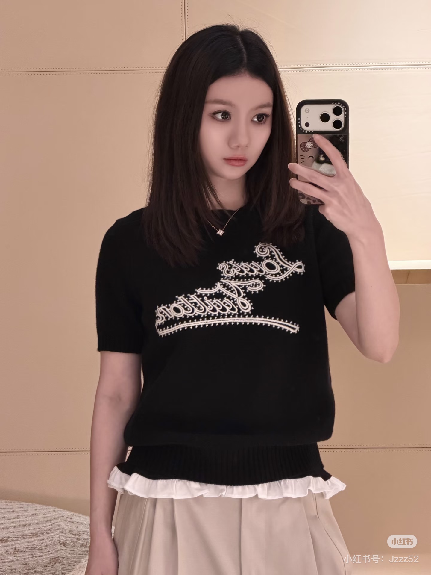 NO:893444,Style number G26062573 LOUIS*Lvjia LV new high-end customized cashmere fabric, artistic signature letter logo heavy industry embroidery casual versatile round neck short-sleeved sweater top!  Off-white, black, (M size shoulder width 37, chest 86, sleeve length 23, clothing length 57),, louis vuitton, louis vuitton, louis vuitton, louis vuitton, T-shirt,19860909款号G26062573 LOUIS*驴家LV新款 高端定制山羊绒面料、艺术签名字母logo重工刺绣休闲百搭圆领短袖针织衫上衣！米白色、黑色、 （M码肩宽37,胸围86,袖长23,衣长57）,,louis vuitton,louis vuitton,louis vuitton,louis vuitton,T-shirt,,Women's clothing