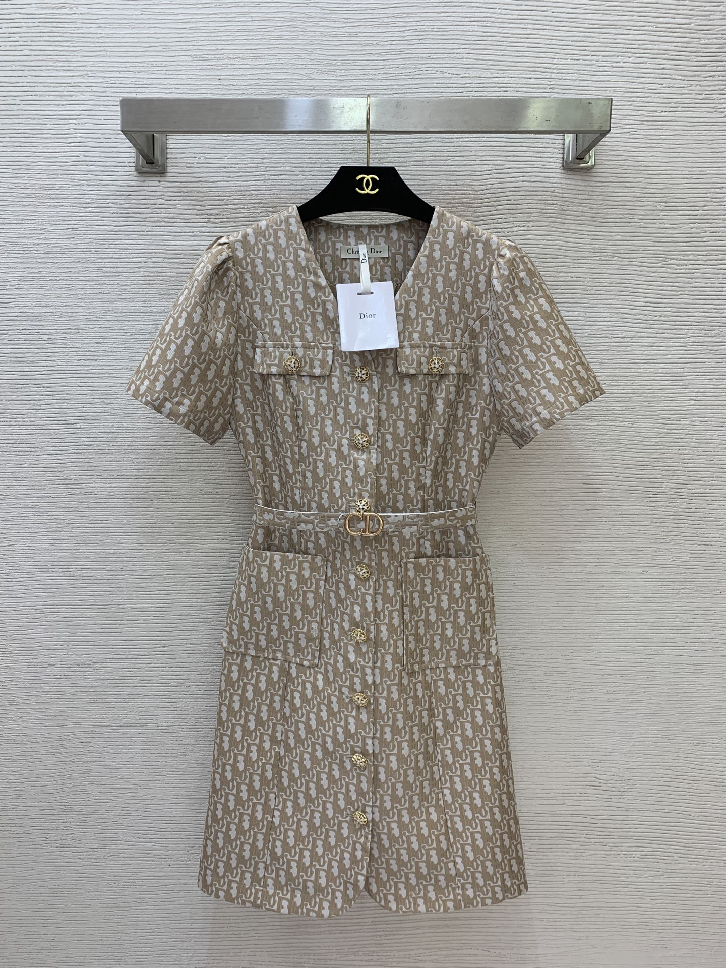 NO:899964,Style No. G26062988 Dio*’s new high-end customized high-quality jacquard fabric, rich lady style all-over logo printed symmetrical pockets, single-breasted splicing, short-sleeved V-neck A-line dress belt!  Brown, pink, (S size bust 82, waist 70, sleeve length 22, skirt length 90), Dior-clothing, dior, dior, skirts, T-shirt,19860909款号G26062988 Dio*新款高端定制优质提花面料名媛千金风范满身Logo印花对称口袋单排扣拼接短袖V领A字连衣裙腰带！咖色、粉色、  （S码胸围82,腰围70,袖长22,裙长90）,迪奥-服装,dior,dior,skirts,T-shirt,,Women's clothing