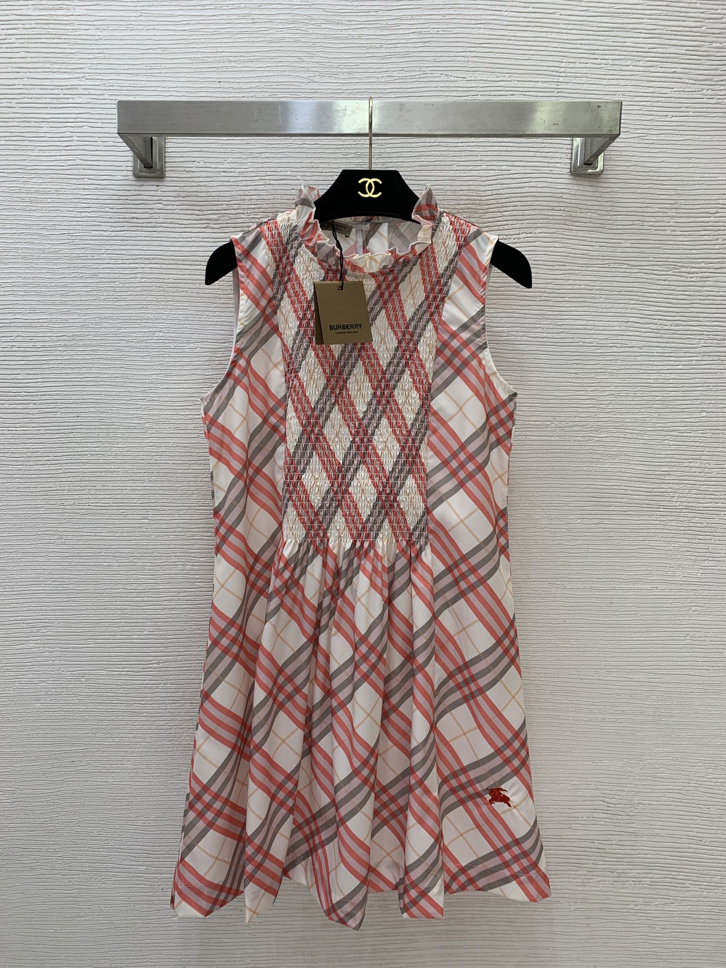 NO:905716,Style No. 26070196 BURBERR* The new B family classic plaid printed fungus round neck with elastic design on the chest, spliced ​​hem pleated heavy embroidery galloping horse pattern on the back zipper logo letter embossed loose wide princess skirt dress!  (M size bust 88, skirt length 85) batch,,burberry,skirts,19860909款号26070196 BURBERR*新款B家经典格纹印花木耳边圆领胸前打揽弹力设计、拼接下摆压褶重工刺绣奔马图案后背拉链logo字母压印宽松大摆公主裙连衣裙！（M码胸围88,裙长85）批,,burberry,skirts,,Women's clothing