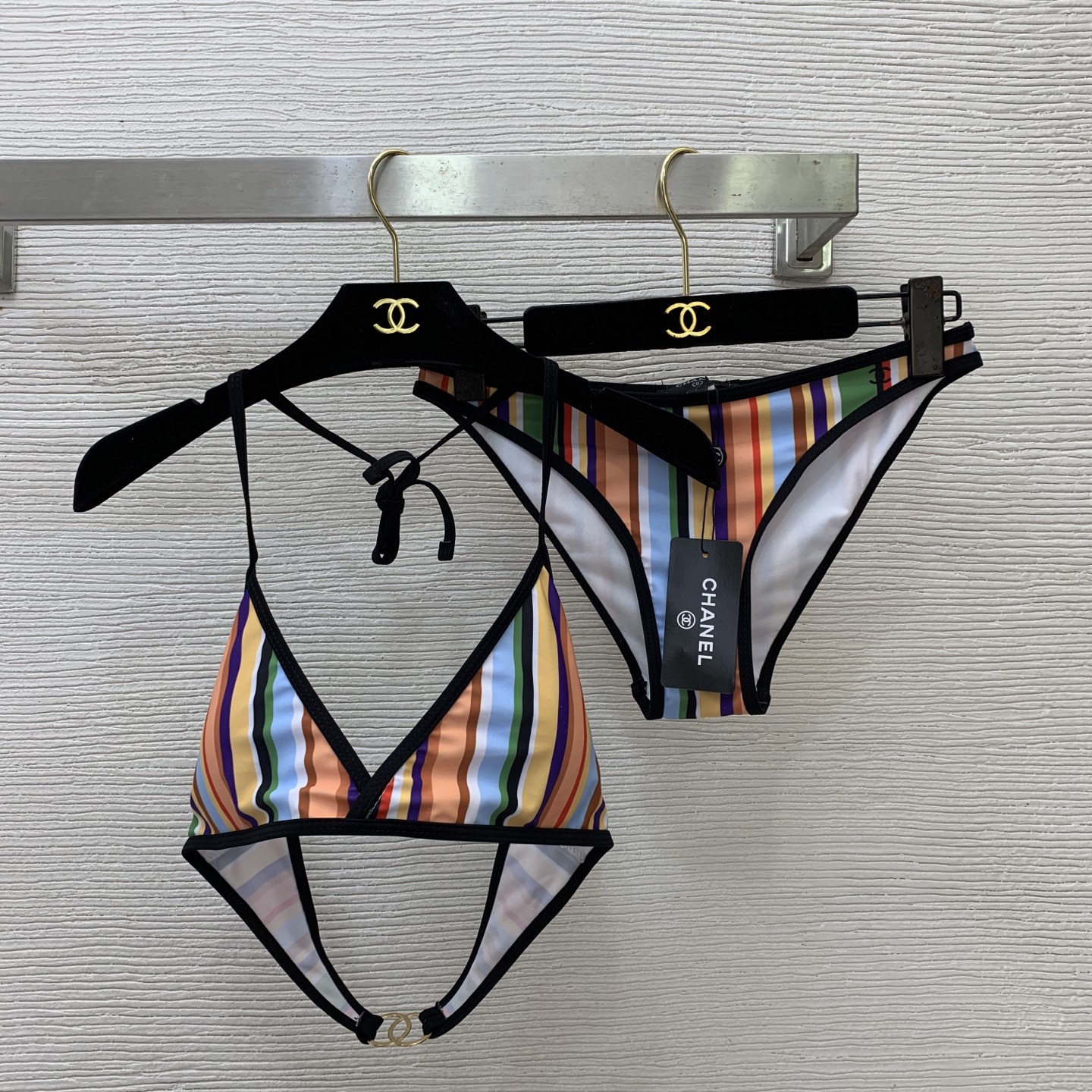 NO:899565,Model number D26070130 CHANE*L new colorful rainbow striped back hardware logo accessories decorative halter neck straps bikini bra underwear (with breast pads) side printed logo briefs briefs two-piece split swimsuit set!  A must-have for seaside resort hot spring pools!   ,,Chanel-clothing,chanel,chanel,swimsuits,bikinis,19860909款号D26070130 CHANE*L新款彩色彩虹条纹后背五金logo配件装饰挂脖绑带比基尼文胸内衣（有胸垫）侧面印花logo三角裤内裤两件套分体泳衣套装！海边度假温泉泳池必备！  ,,香奈儿-服装,chanel,chanel,swimsuits,bikinis,,Women's clothing