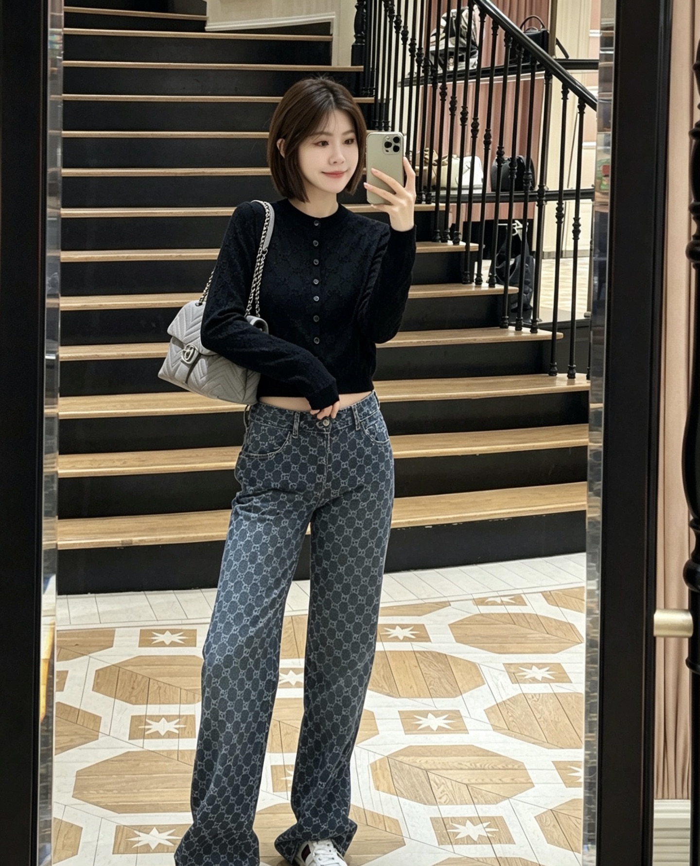 NO:899522,Model No. D26070385 GUCC* new high-end customized Tencel yarn GG letter jacquard fabric, single-breasted button-engraved letter logo button placket, long round neck, long-sleeved stretch knitted cardigan top!  Black, (M size bust 78, sleeve length 64, dress length 46), Gucci-clothing, gucci, gucci,19860909款号D26070385 GUCC*新款高端定制天丝纱线GG字母提花面料、单排扣刻字母logo纽扣开襟长圆领长袖弹力针织开衫上衣！ 黑色,（M码胸围78,袖长64,衣长46）,古驰-服装,gucci,gucci,,Women's clothing