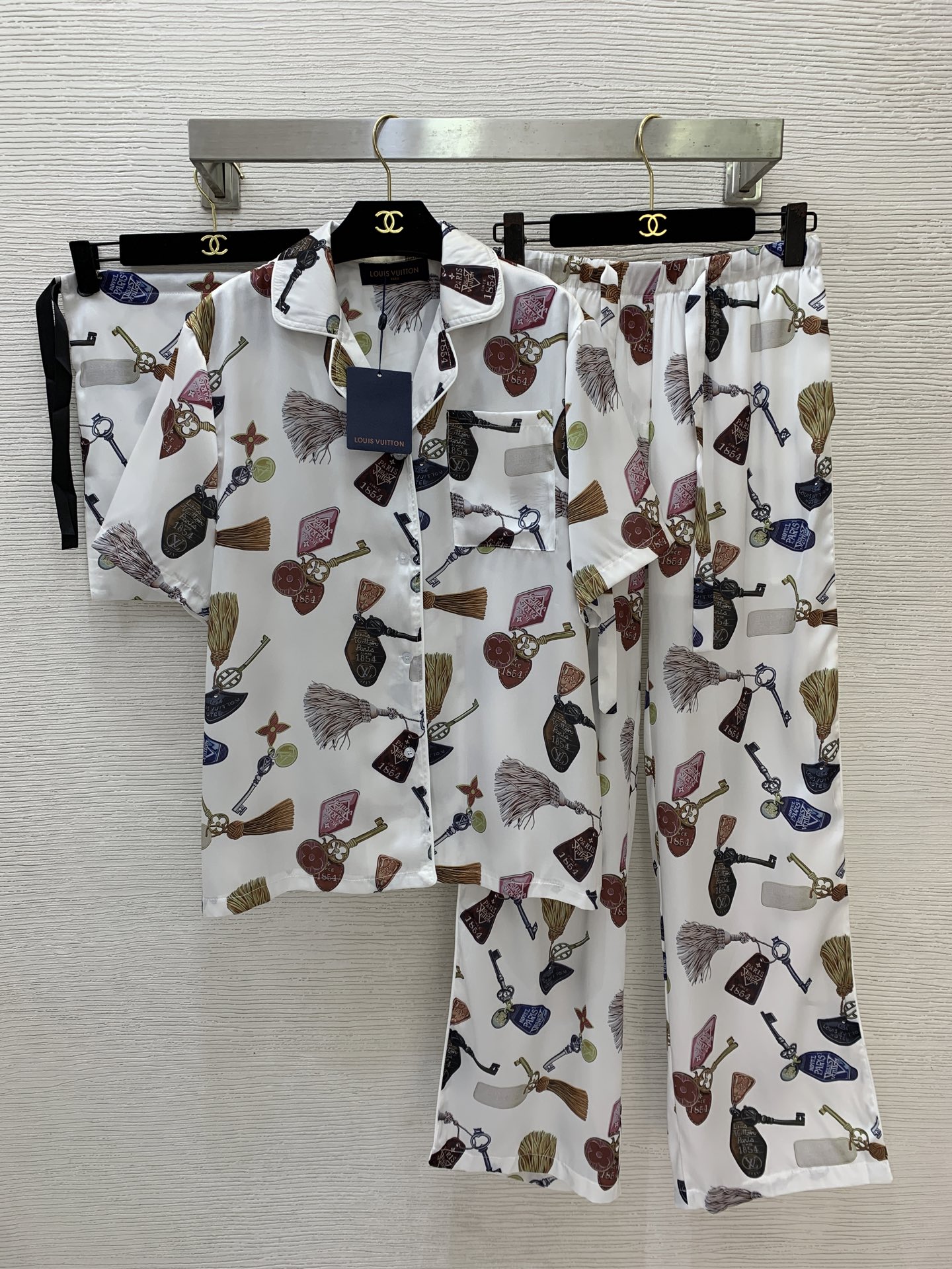 NO:899507,Style No. D26070127 LOUIS*LV’s new LV key letter logo printed home wear and pajamas two-piece set!  Chest pocket design, single-breasted buttons, custom letter-engraved placket, lapel, short-sleeved shirt, drawstring, high-waisted, wide-legged, straight-leg trousers, exclusive cloth bag!  (M size shoulder width 43, bust 108, sleeve length 24, clothing length 68; waist 64 to 94 elastic, hip 100, pants length 102), Louis Vuitton-clothing, louis vuitton, louis vuitton, louis vuitton, louis vuitton, louis vuitton, shirts, T-shirt,19860909款号D26070127 LOUIS*驴家LV新款 钥匙字母logo印花居家服睡衣两件套套装！胸前口袋设计单排扣纽扣定制字母刻印门襟开襟翻领短袖衬衫抽绳高腰阔腿直筒长裤专属布袋！ （M码肩宽43,胸围108,袖长24,衣长68；腰围64～94松紧弹力,臀围100,裤长102）,路易威登-服装,louis vuitton,louis vuitton,louis vuitton,louis vuitton,louis vuitton,shirts,T-shirt,,Women's clothing