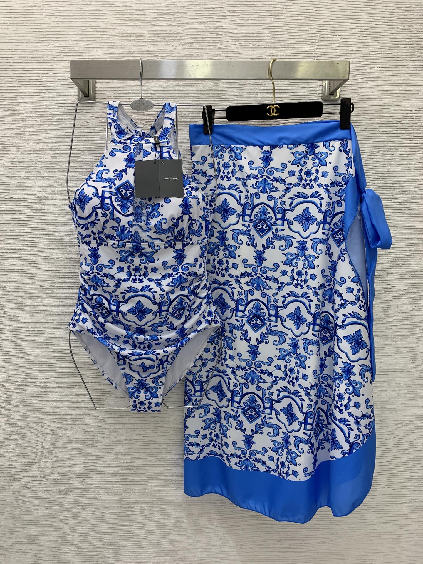 NO:907859,Model No. D26070182 & Dolce & Gabbana DG* new blue and white porcelain printed swimsuit two-piece set, halter-style back tie, backless design, belly shirring technology, slim stretch one-piece swimsuit top (with breast pads) side straps, one-piece wrap skirt, skirt split suit!  A must-have for seaside resort hot spring pools!  (Skirt size waist 100, length 90/81) batch,,Dolce&Gabbana,skirts,swimsuits,19860909款号D26070182 &杜嘉班纳DG*新款青花瓷印花泳衣两件套、挂脖式后背系带露背设计腹部抽褶工艺精身弹力连体衣泳衣上衣（有胸垫）侧边绑带一片式裹裙半身裙分体套装！海边度假温泉泳池必备！ （半裙尺寸腰围100,长度90/81）批,,Dolce&Gabbana,skirts,swimsuits,,Women's clothing