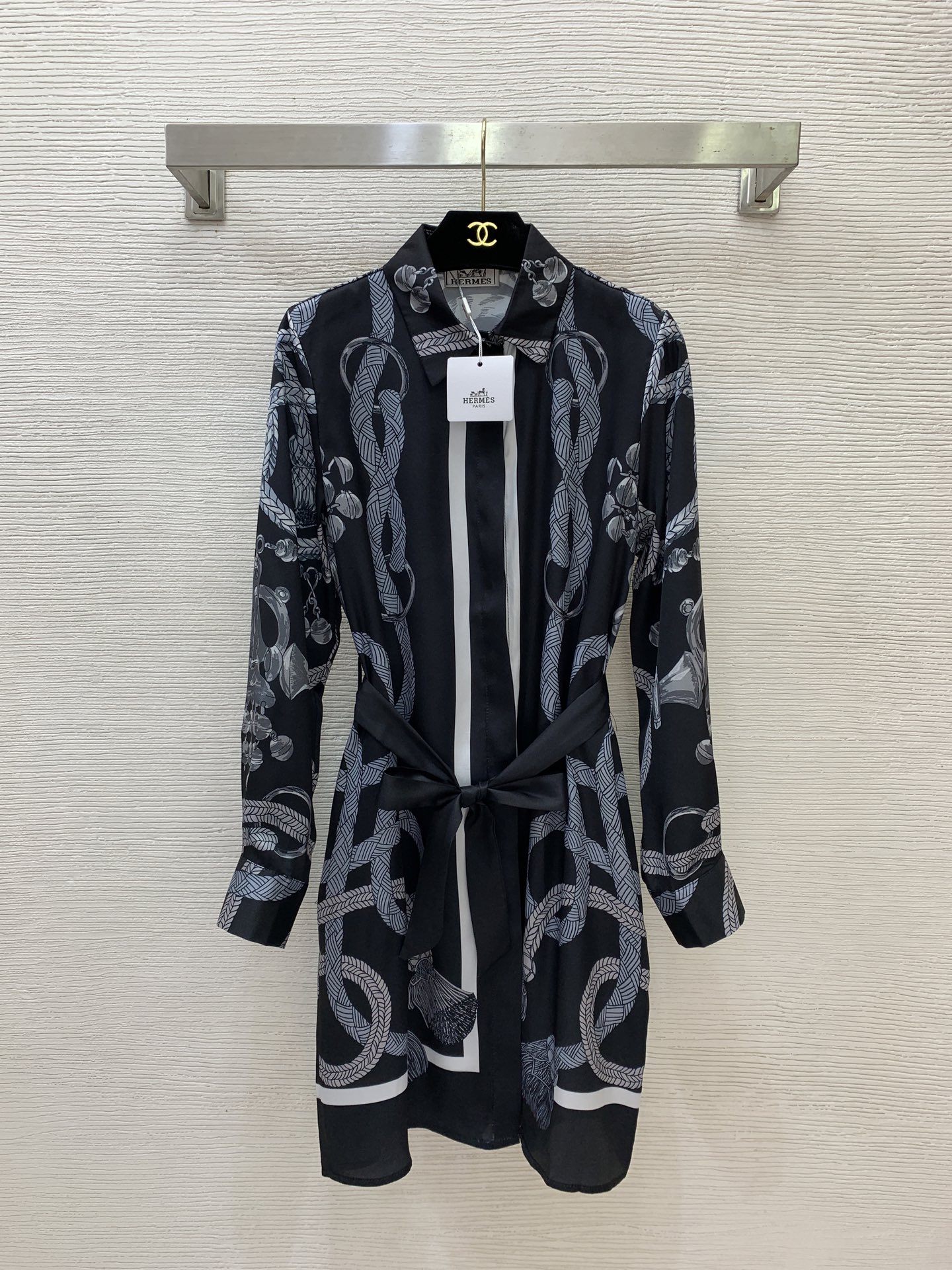 NO:908618,Style No. D26070487 HERM*S Hermès’ new simulated silk twill thick fabric, twist button rope loop pattern printing, letter logo buttons, buttoned lapels, long-sleeved shirt dress with belt!  (M size shoulder width 36, bust 102, sleeve length 59, skirt length 90) batch,,hermes,hermes,skirts,shirts,real silk,19860909款号D26070487 HERM*S爱马仕新款仿真丝斜纹稠面料麻花纽绳环圈图案印花、字母logo纽扣系扣翻领长袖衬衫式连衣裙配腰带！（M码肩宽36,胸围102,袖长59,裙长90）批,,hermes,hermes,skirts,shirts,real silk,,Women's clothing