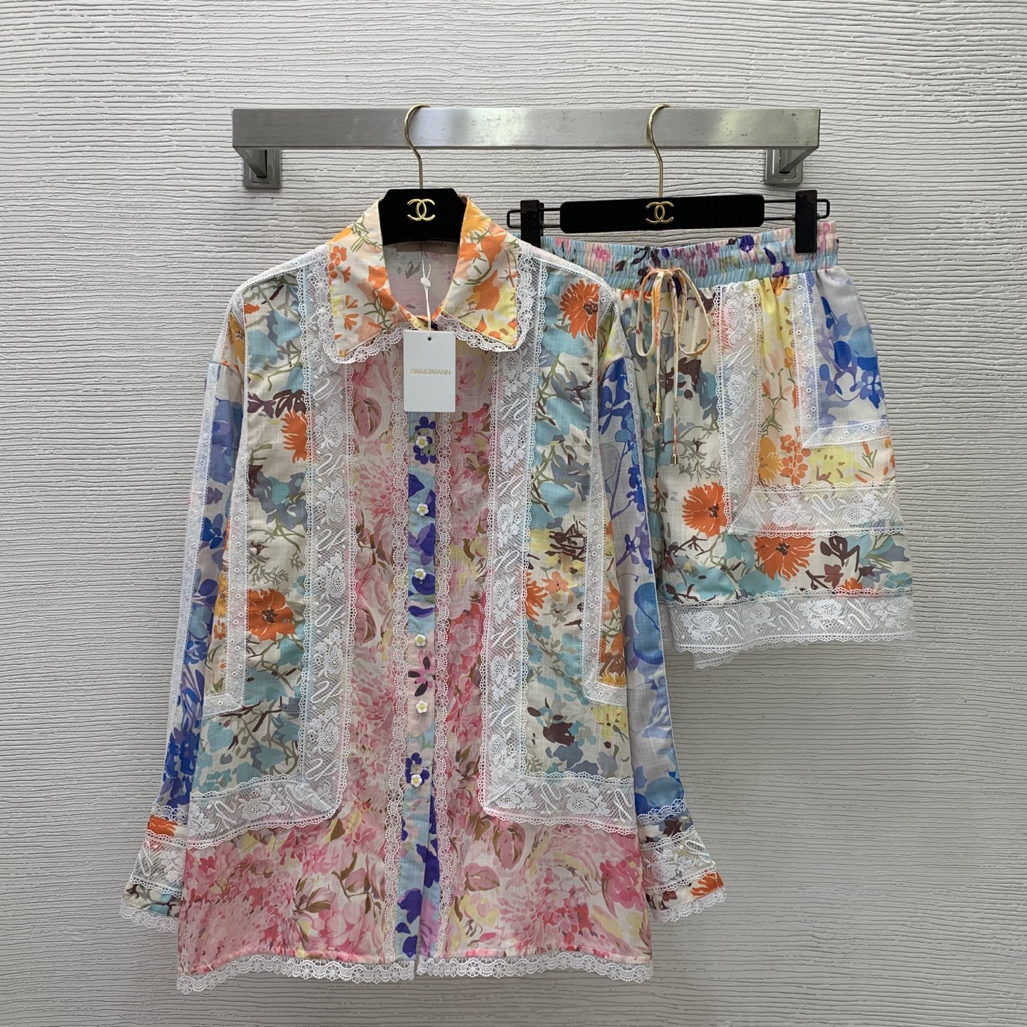 NO:908629,Model No. G26070468 ZIMMERMA*N Australian brand high-end customized linen and cotton blended fabrics, colorful flower lace binding splicing, spring-filled small yellow flowers, single-row buttons, lapel, long sleeves, loose long-sleeved shirt, drawstring, elastic waist, loose wide-leg shorts, two-piece suit!  1.2.3.4/SMLXL (size 2, shoulder width 51, bust 122, sleeve length 56, dress length 73; waist 68~96 elastic, pants length 41 including lace) batch 0,,shorts,19860909款号G26070468 ZIMMERMA*N兹默曼澳洲品牌高端定制亚麻棉混纺面料、彩色花朵蕾丝包边拼接春意盎然小黄花单排纽扣翻领长袖宽松长袖衬衣抽绳松紧腰宽松阔腿短裤两件套装！1.2.3.4/SMLXL（2码肩宽51,胸围122,袖长56,衣长73；腰围68～96松紧弹力,裤长41含蕾丝）批0,,shorts,,Women's clothing