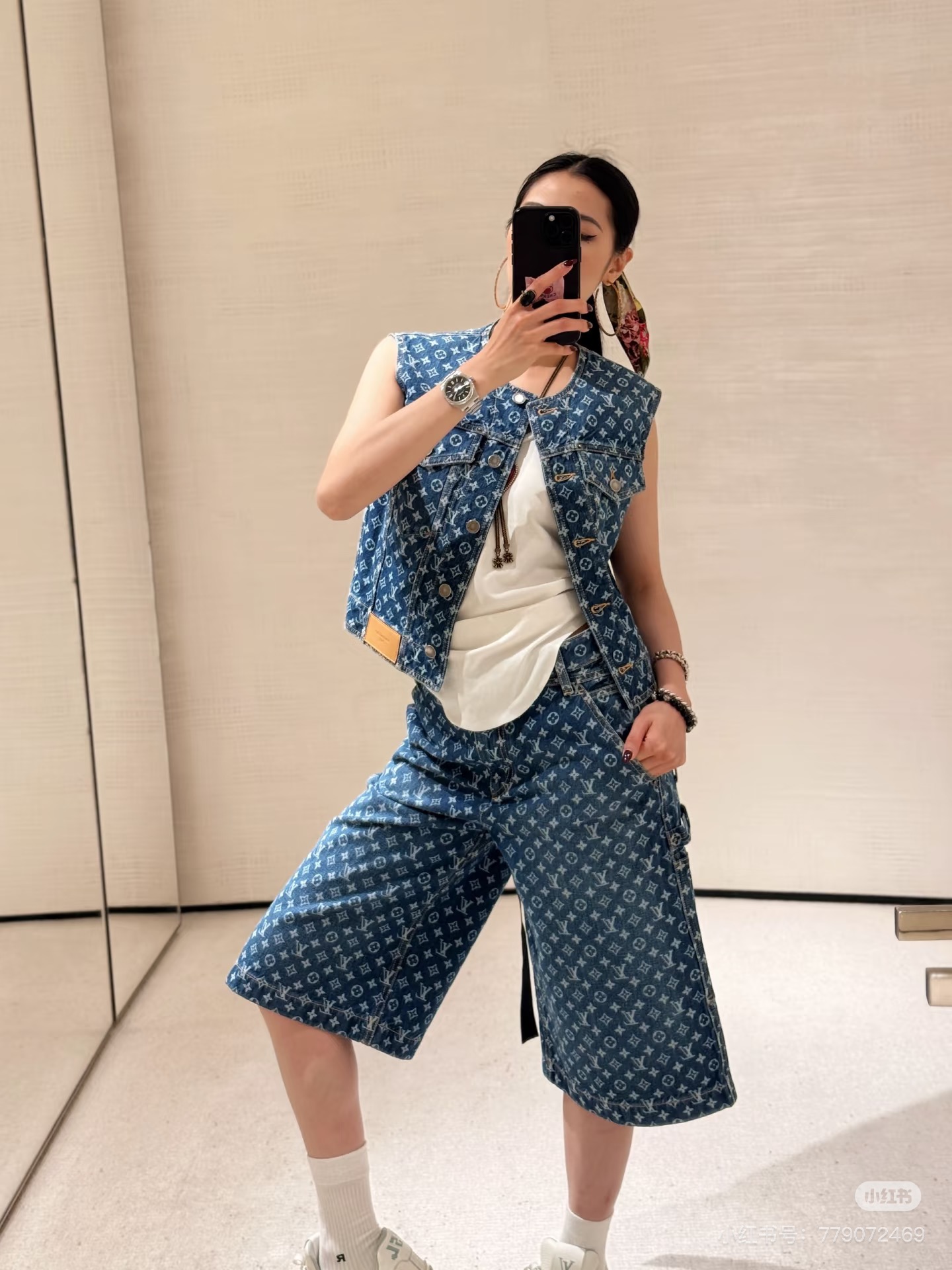 NO:907843,Style No. D26070315 LOUIS*Lvjia LV new model, high-end customized washed cotton denim fabric with old and faded craftsmanship, full-body printed pattern and dark pattern, letter logo hardware accessories, hip leather brand collage, large pocket design, high-waist slim jeans, mid-length pants!  (M size waist 72 non-elastic, hip 102, pants length 59) batch,,louis vuitton,louis vuitton,louis vuitton,louis vuitton,jeans,19860909款号D26070315 LOUIS*驴家LV新款 高端定制水洗棉牛仔面料做旧褪色工艺全身满印花花纹暗纹、采用字母logo五金配件后臀皮牌拼贴大口袋设计高腰显瘦牛仔裤五分中裤！（M码腰围72无弹力,臀围102,裤长59）批,,louis vuitton,louis vuitton,louis vuitton,louis vuitton,jeans,,Women's clothing