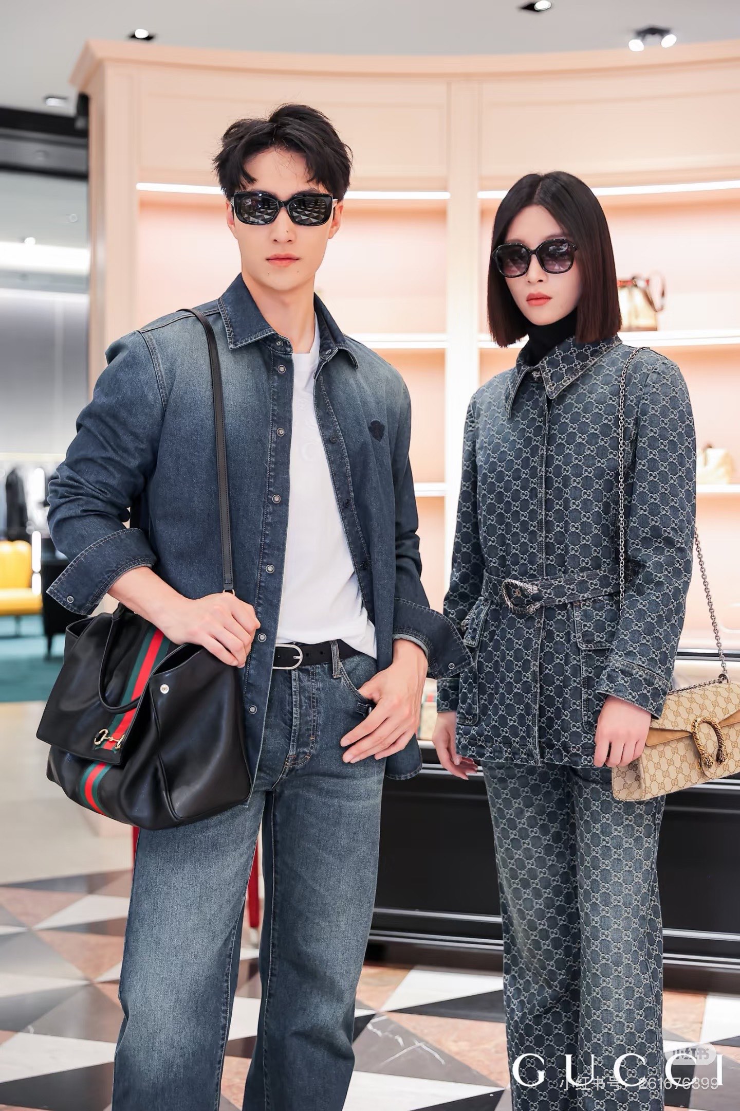 NO:899514,Model No. D26070386 GUCC* new model, the same model as celebrity Zhou Yutong's all-over GG letter logo, jacquard washed cotton, distressed smudged fabric, retro embossed pattern on the placket pocket, turn-buckle metal accessories, decorative splicing lapels, long-sleeved loose denim jacket, jacket belt!  (M size shoulder width 37, chest 98, sleeve length 60, clothing length 75), Gucci-clothing,gucci,gucci,jackets & coats,jackets & coats,19860909款号D26070386 GUCC*新款 明星周雨彤同款满身通体GG字母logo提花水洗棉做旧晕染面料、门襟口袋处复古浮雕纹路旋扣金属配件装饰拼接翻领长袖宽松版牛仔夹克外套腰带！ （M码肩宽37,胸围98,袖长60,衣长75）,古驰-服装,gucci,gucci,jackets & coats,jackets & coats,,Women's clothing