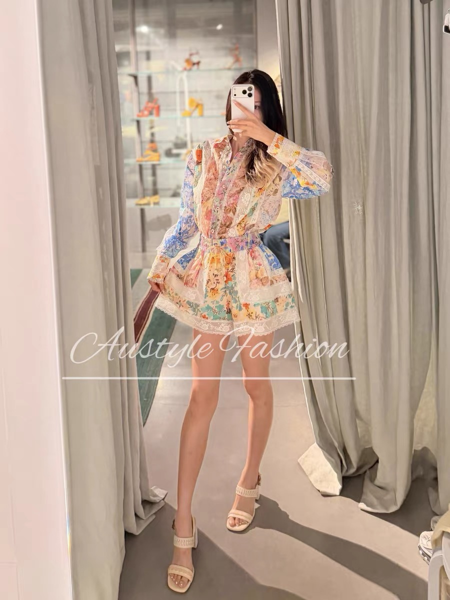 NO:908634,Model No. G26070468 ZIMMERMA*N Australian brand high-end customized linen and cotton blended fabrics, colorful flower lace binding splicing, spring-filled small yellow flowers, single-row buttons, lapel, long sleeves, loose long-sleeved shirt, drawstring, elastic waist, loose wide-leg shorts, two-piece suit!  1.2.3.4/SMLXL (size 2, shoulder width 51, bust 122, sleeve length 56, dress length 73; waist 68~96 elastic, pants length 41 including lace) batch,,shorts,19860909款号G26070468 ZIMMERMA*N兹默曼澳洲品牌高端定制亚麻棉混纺面料、彩色花朵蕾丝包边拼接春意盎然小黄花单排纽扣翻领长袖宽松长袖衬衣抽绳松紧腰宽松阔腿短裤两件套装！1.2.3.4/SMLXL（2码肩宽51,胸围122,袖长56,衣长73；腰围68～96松紧弹力,裤长41含蕾丝）批,,shorts,,Women's clothing