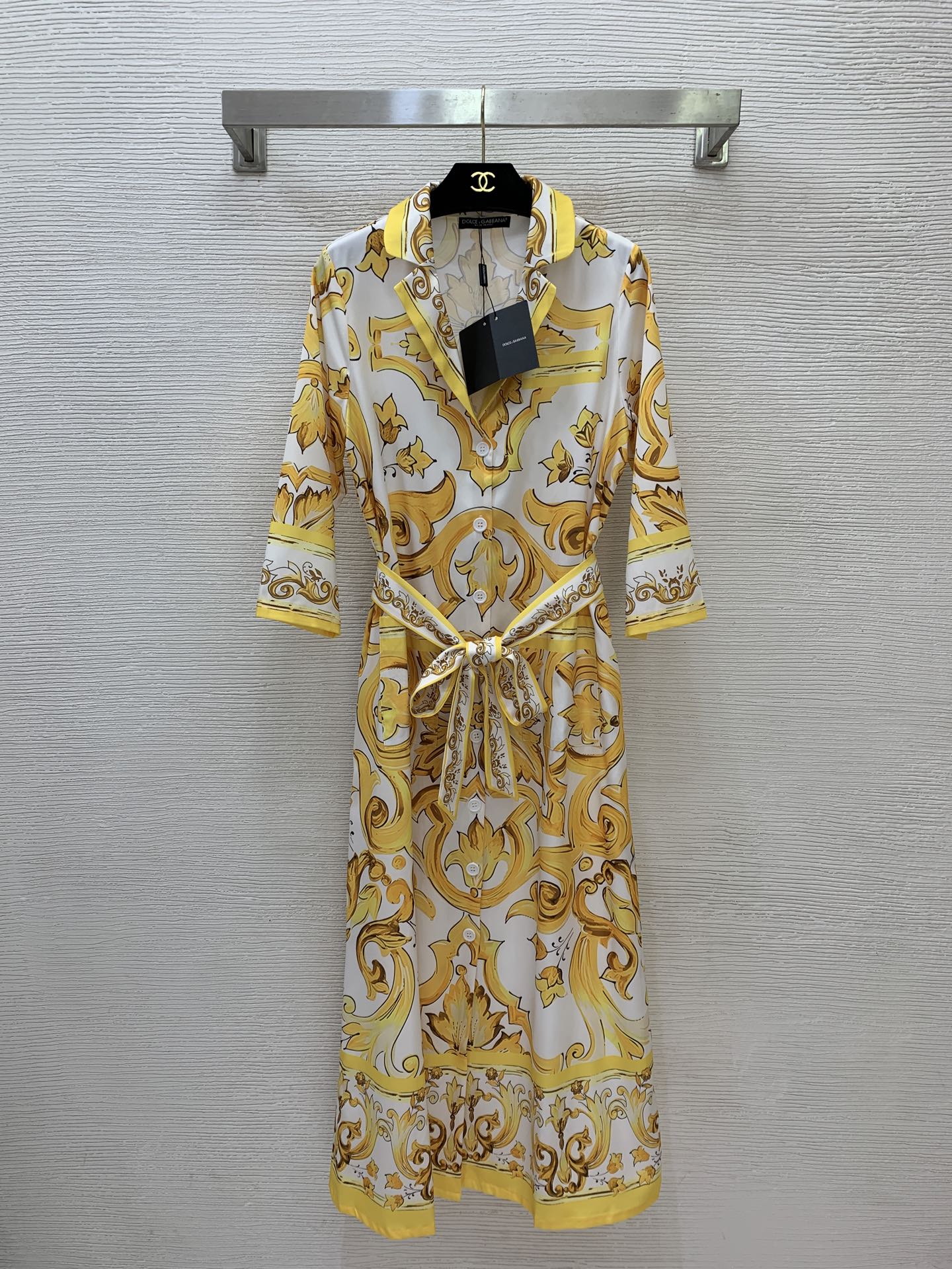 NO:908639,Model No. D26070455 & Dolce & Gabbana DG* new style European and American fashionable retro pattern print, single-breasted front double pocket suit collar, loose large-fitting home wear nightgown, paired with a belt to tighten the waist and slim down the three-quarter sleeve dress!  Red/Purple/Blue/Yellow,---(M size shoulder width 36, bust 94, sleeve length 45, dress length 127) batch,,Dolce&Gabbana,skirts,business suit,19860909款号D26070455 &杜嘉班纳DG*新款 欧美时尚复古花纹印花、单排扣前襟双口袋西装领宽松大版型家居服睡裙 搭配腰带收腰显瘦七分袖连衣裙！红/紫/蓝/黄,---（M码肩宽36,胸围94,袖长45,衣长127）批,,Dolce&Gabbana,skirts,business suit,,Women's clothing
